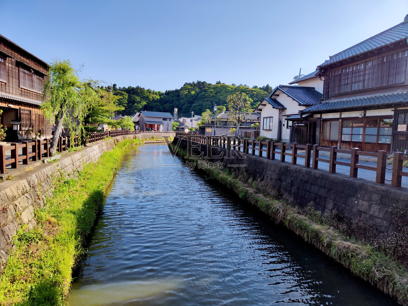 日本，香取——2024年5月11日。小野河附近的老房子照片摄影图片