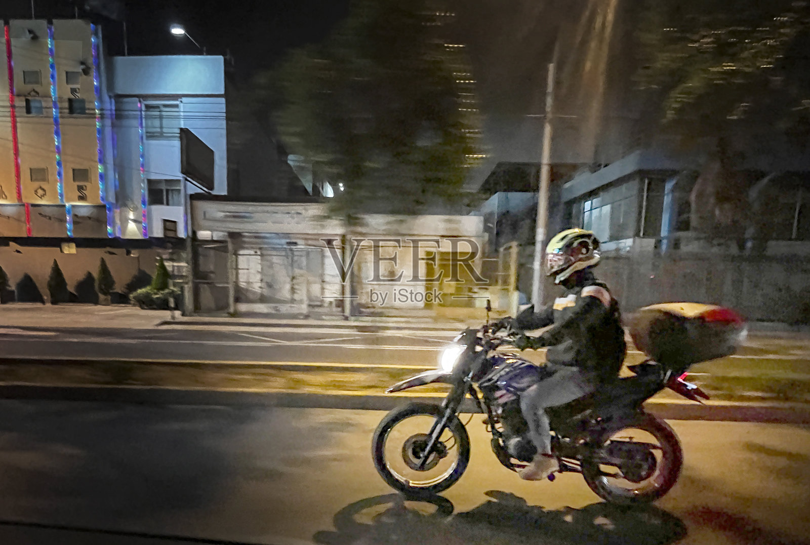 利马路上送外卖的摩托车手照片摄影图片