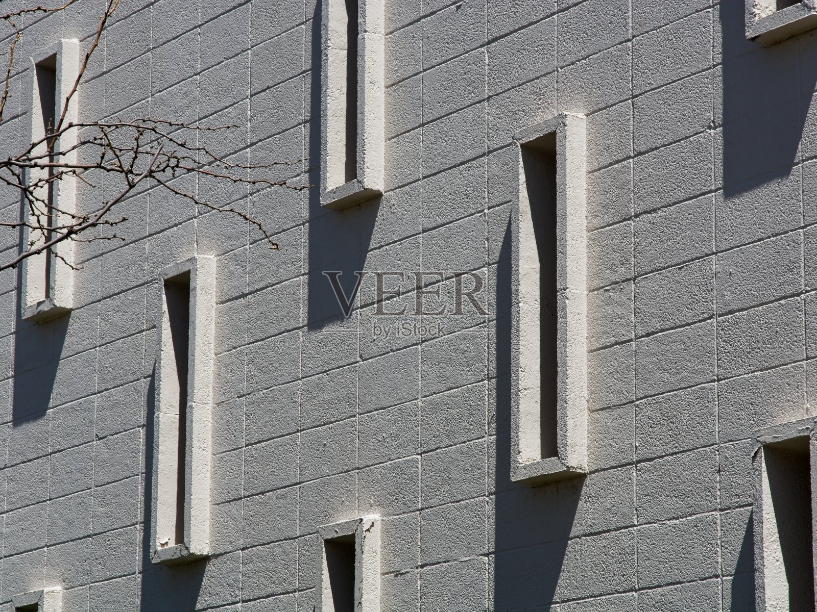 白色混凝土墙上的垂直开槽窗照片摄影图片