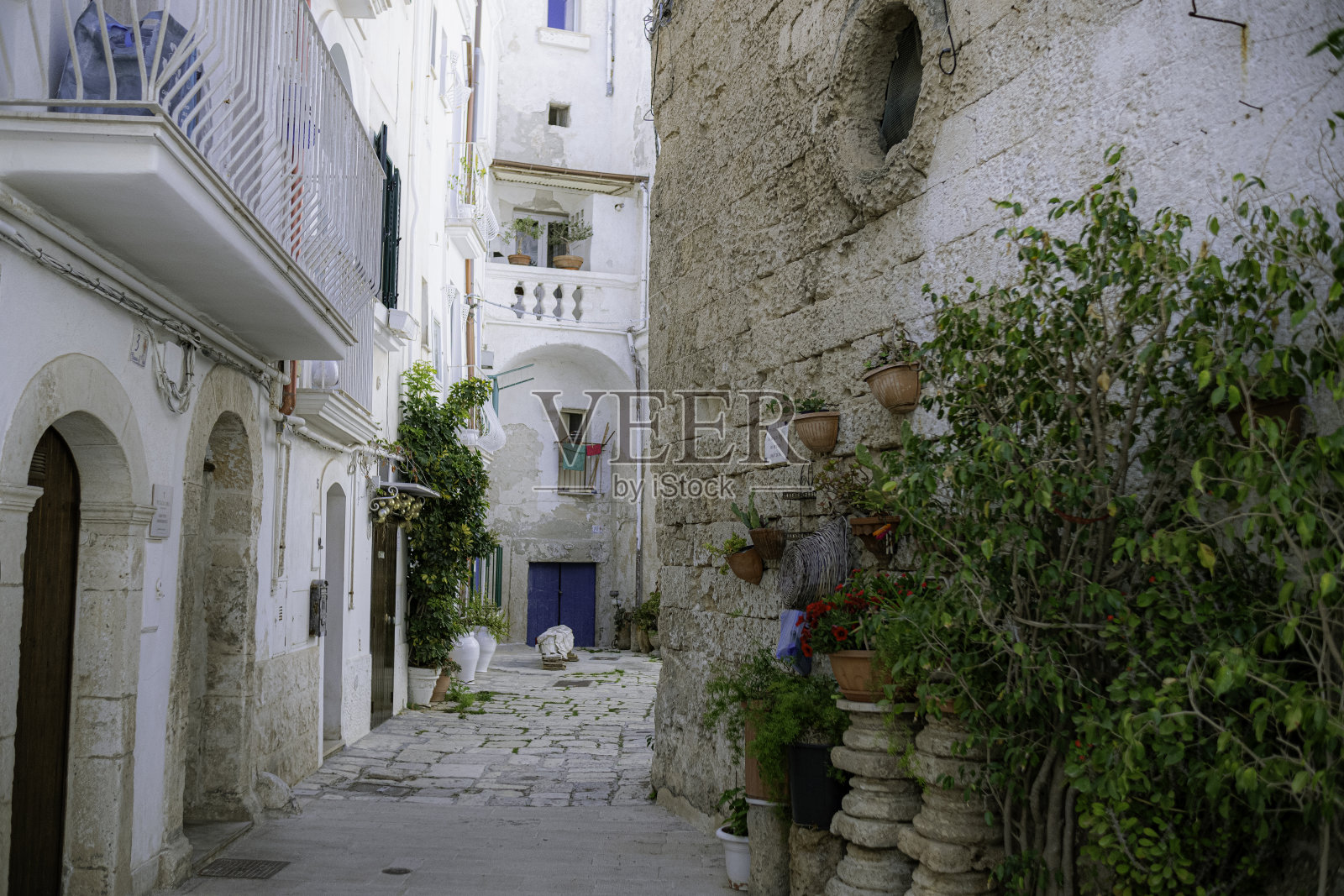 意大利普利亚莫诺波利白色小镇的狭窄街道照片摄影图片