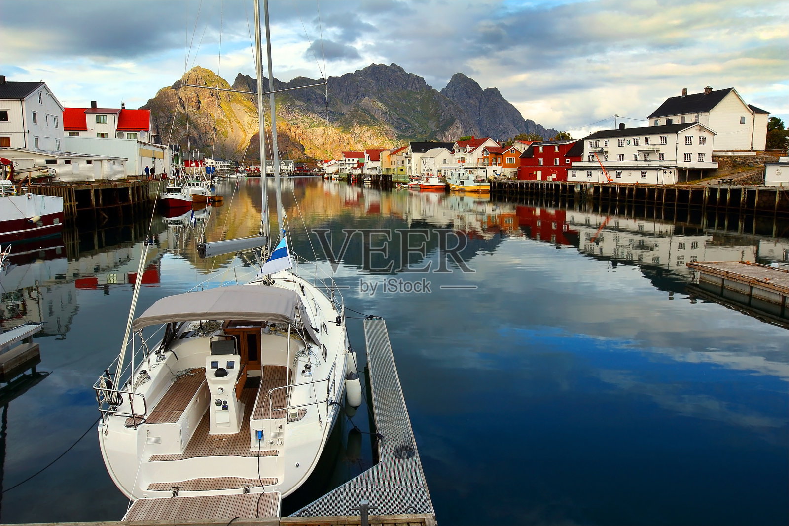 挪威罗弗敦群岛上的渔村亨宁斯维尔照片摄影图片