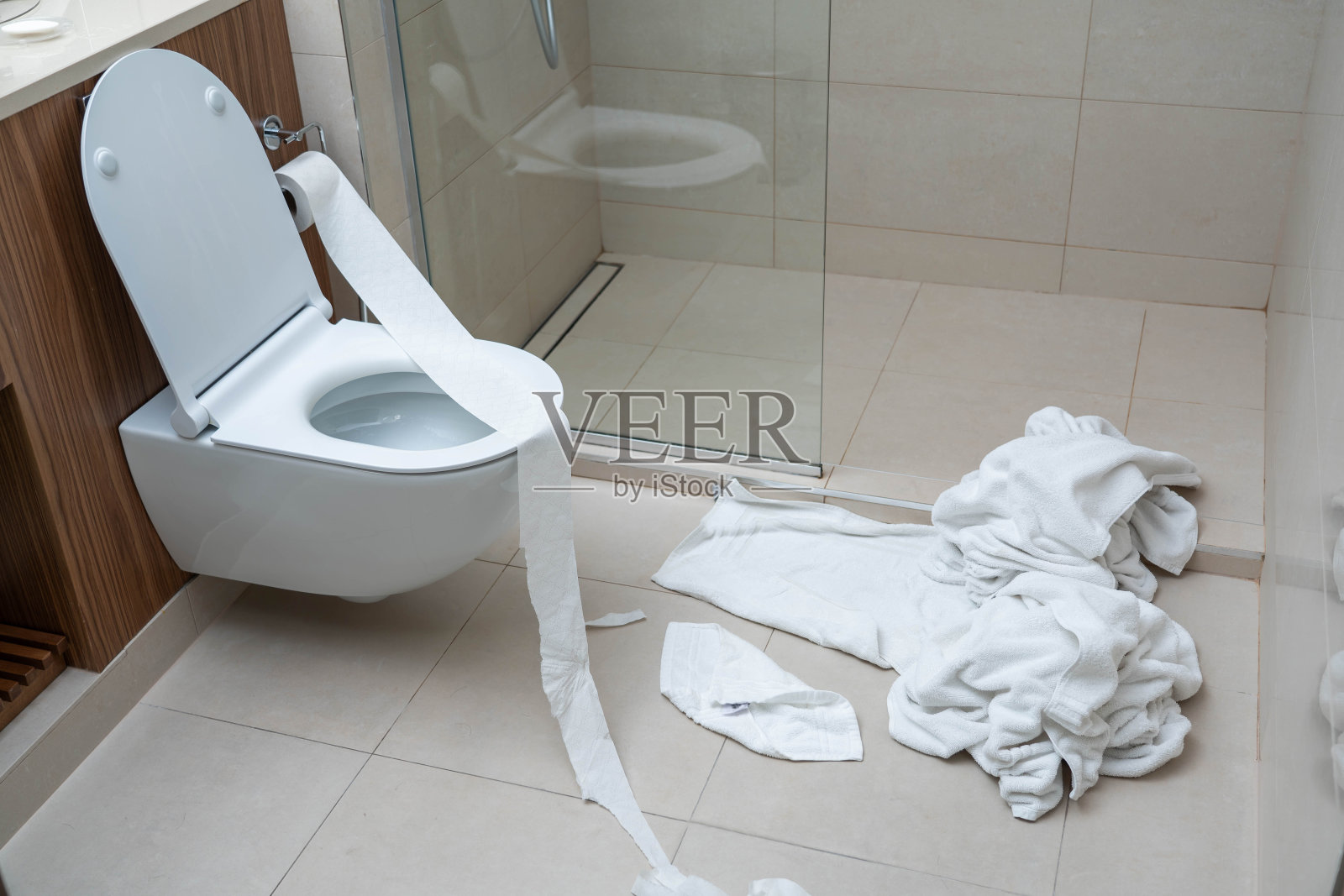 酒店浴室地板上的脏毛巾。将节能理念作为绿色政策。照片摄影图片