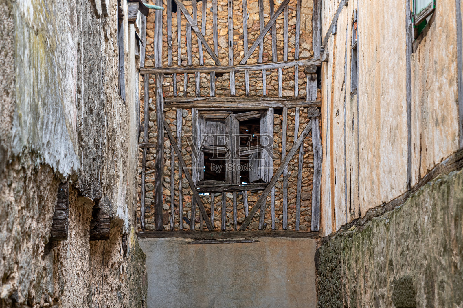 外立面，用石头和木头建造的窗户，乡村和质朴照片摄影图片