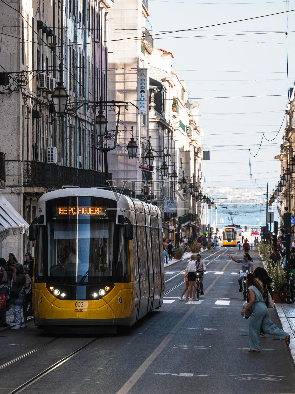 里斯本市区有轨电车，许多游客和当地人都在Rua da Prata街照片摄影图片