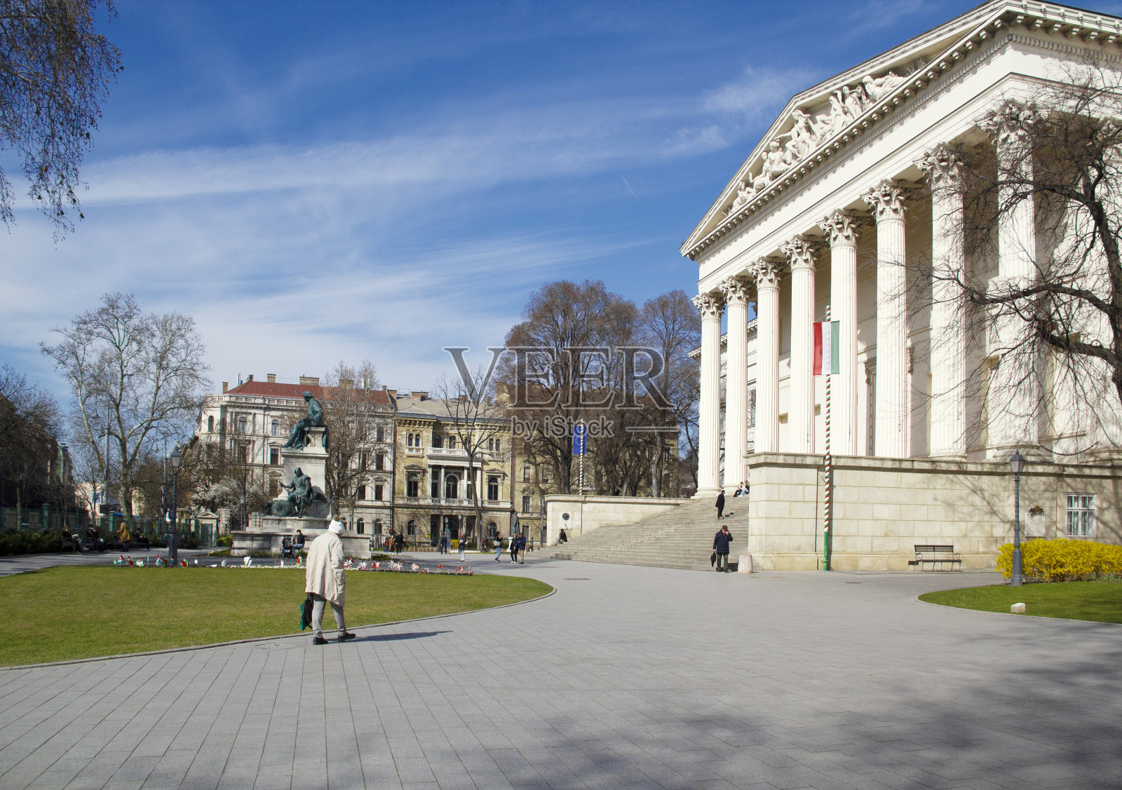 匈牙利国家博物馆布达佩斯1848年革命纪念日建筑群立面装饰花园装饰国家象征2023年3月蓝天城市景观中欧和东欧照片摄影图片