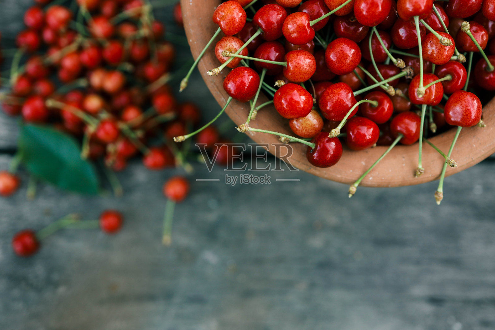 木制背景上的成熟樱桃，俯视图照片摄影图片