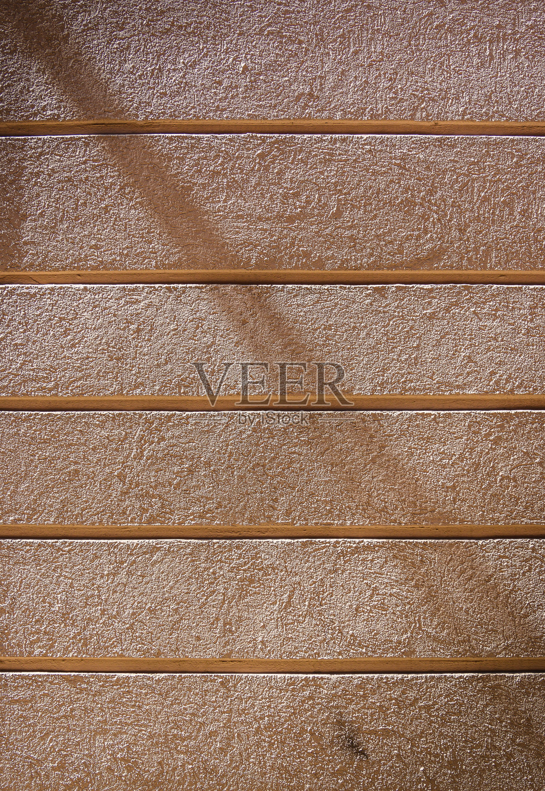 装修后的美丽外墙，涂上柔和的浅色，丰富了几何水平条纹纹理。这种设计增加了一种现代和优雅的感觉照片摄影图片