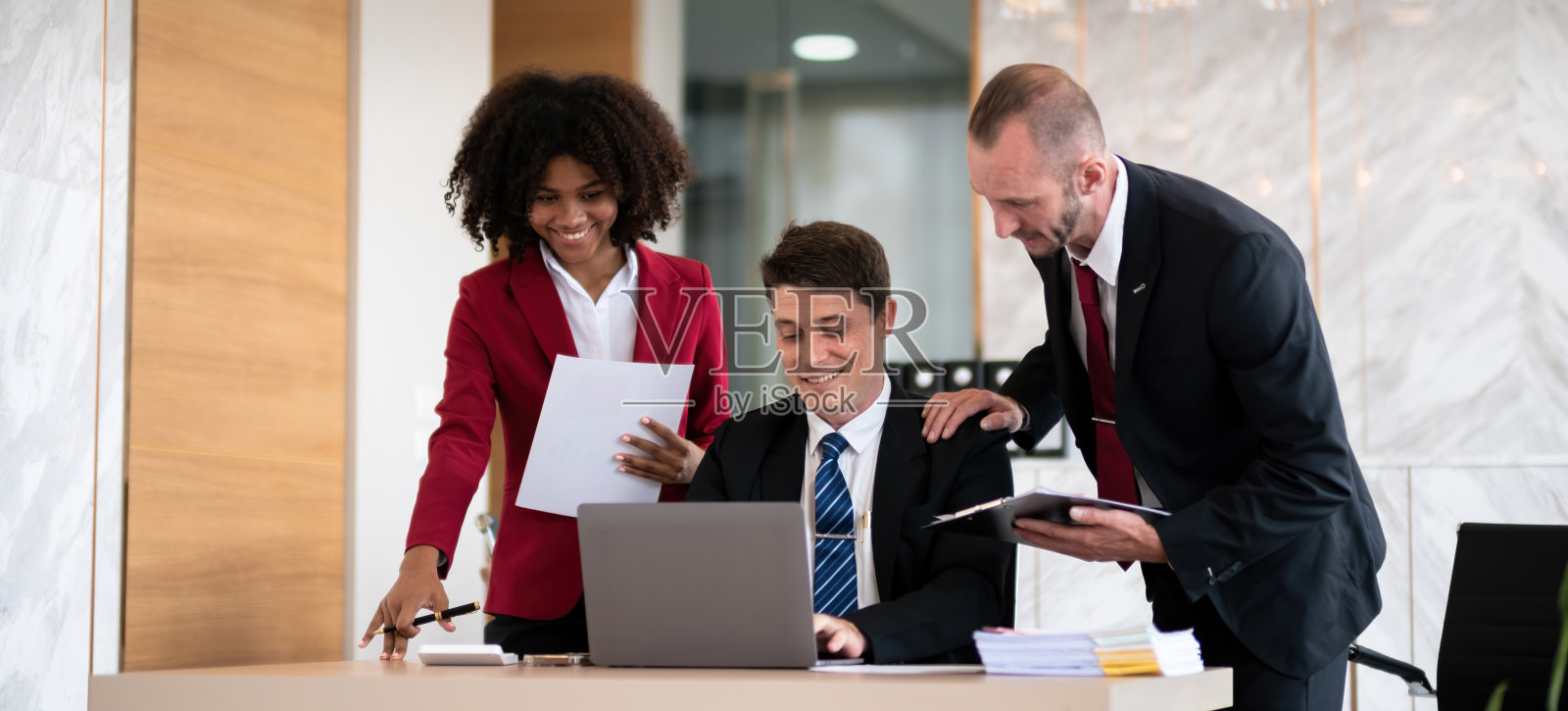 不同的业务团队在办公桌上合作，团队合作的概念照片摄影图片