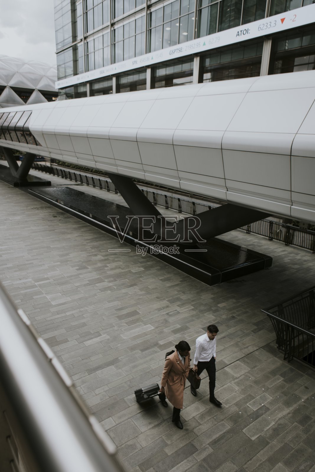 商务同事前往机场照片摄影图片