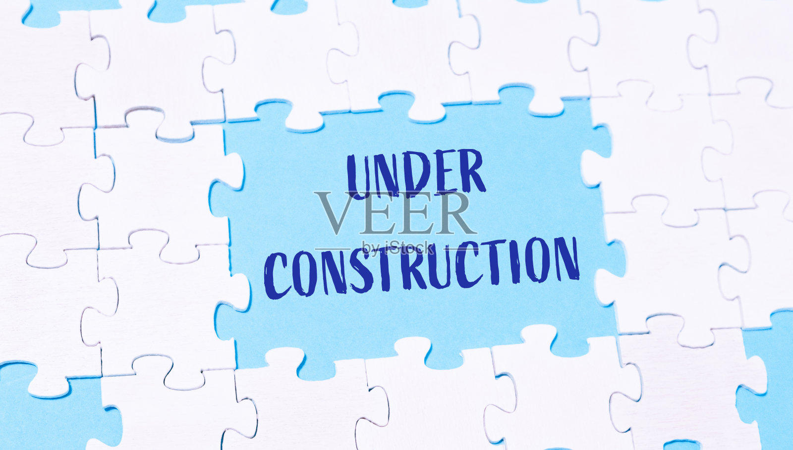 一个写着“在建”的字谜照片摄影图片