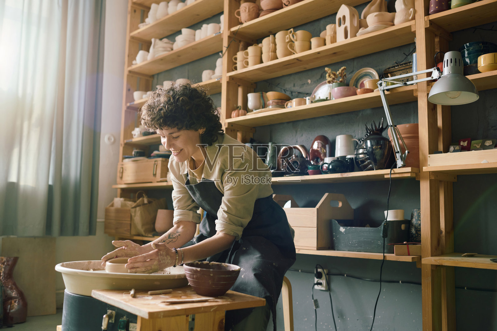 快乐的女人做陶瓷碗照片摄影图片