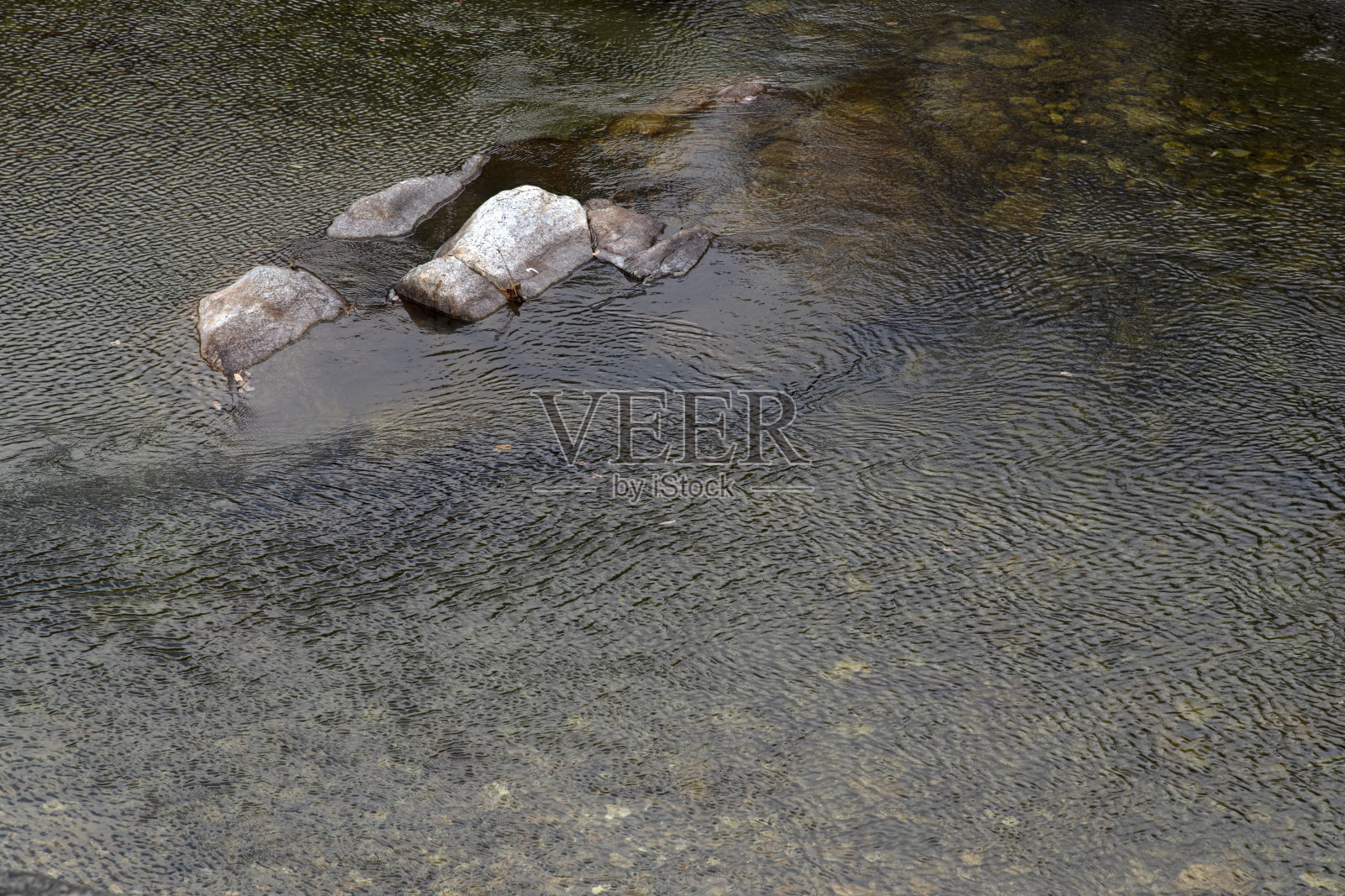 小溪里流动的水照片摄影图片