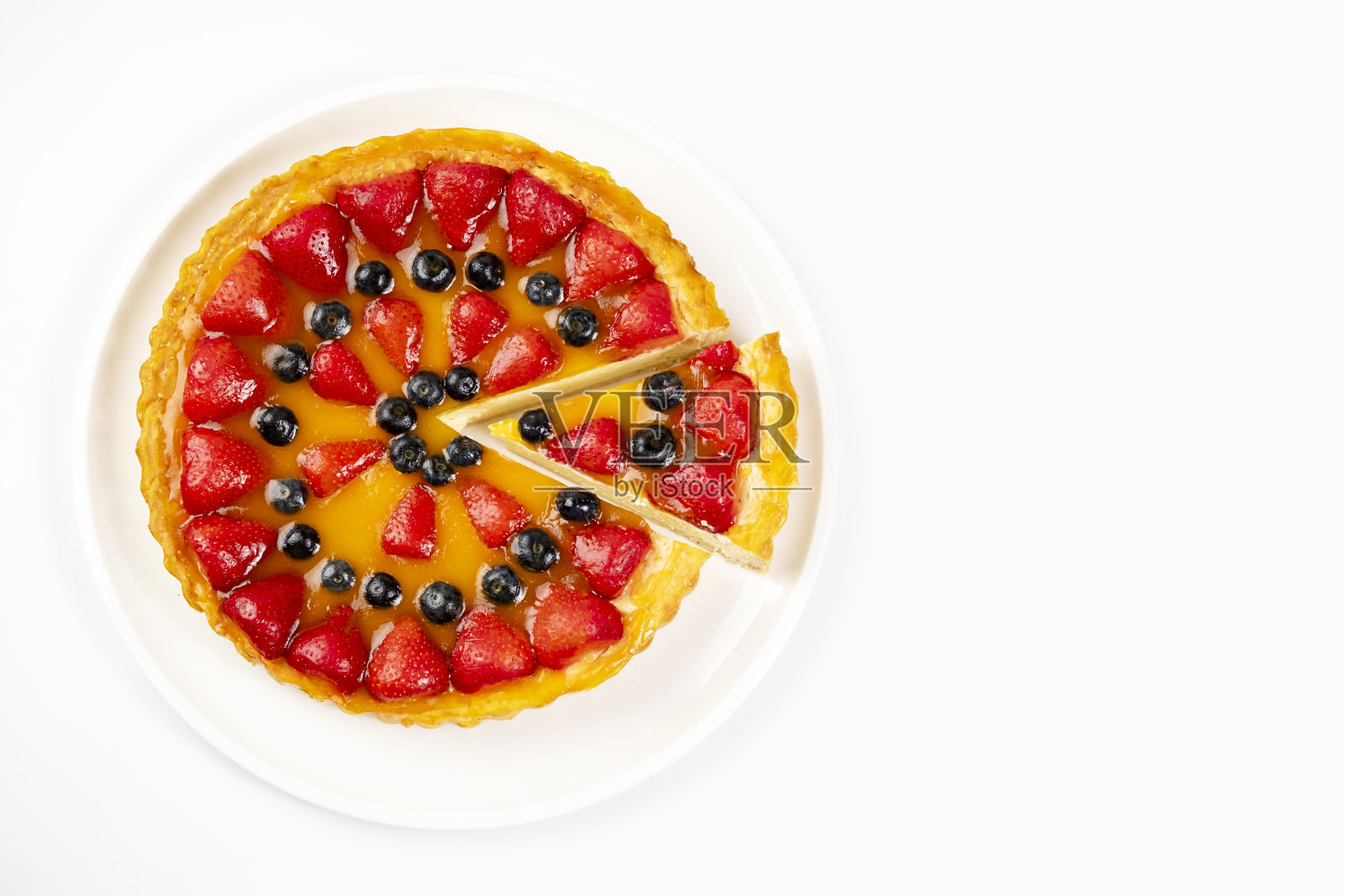 美味和开胃的芝士蛋糕与草莓和蓝莓，文字的地方，俯视图。餐厅和咖啡厅的菜单。照片摄影图片