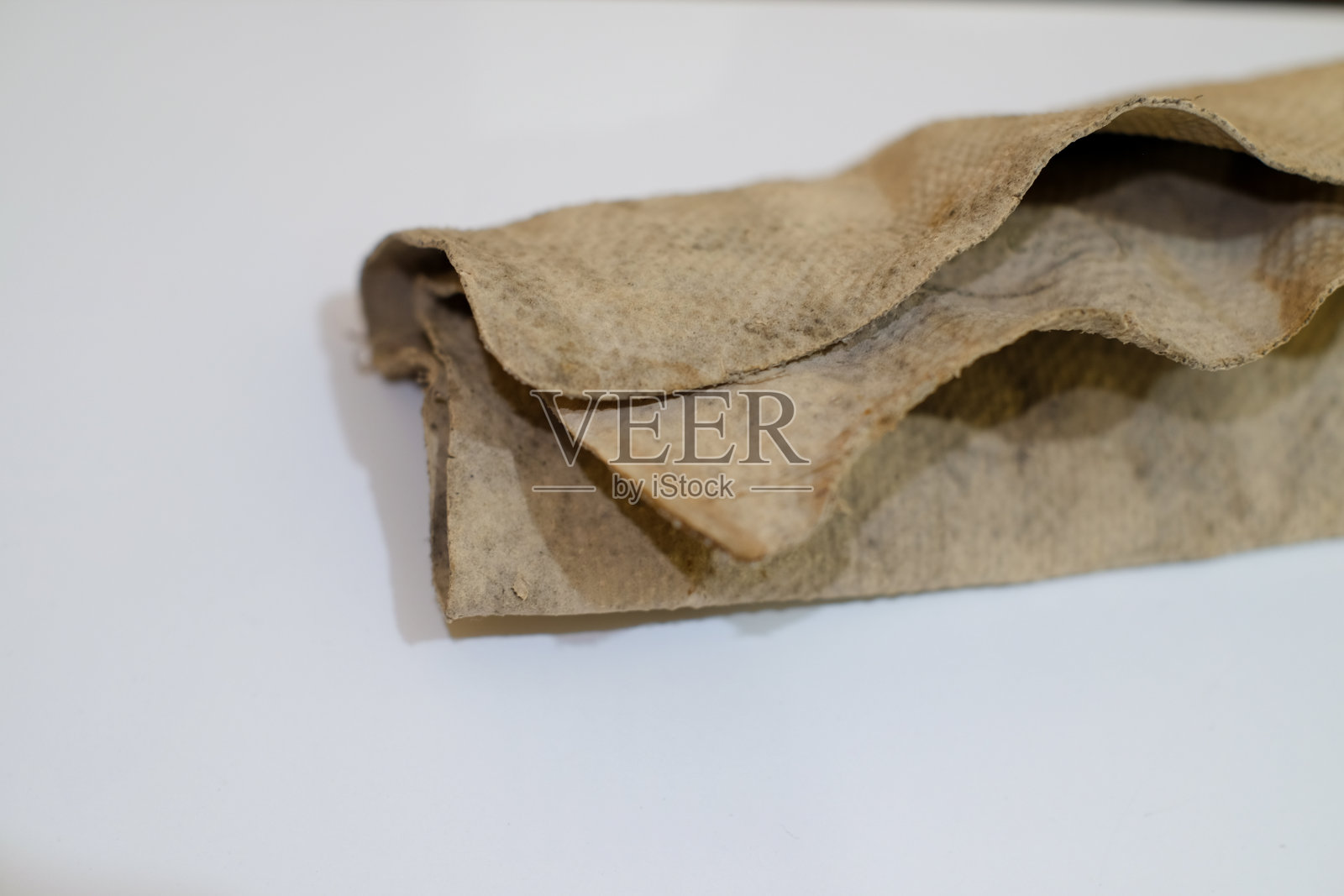 在白色背景中孤立的脏破布或麂皮。Kanebo或Chamois照片摄影图片