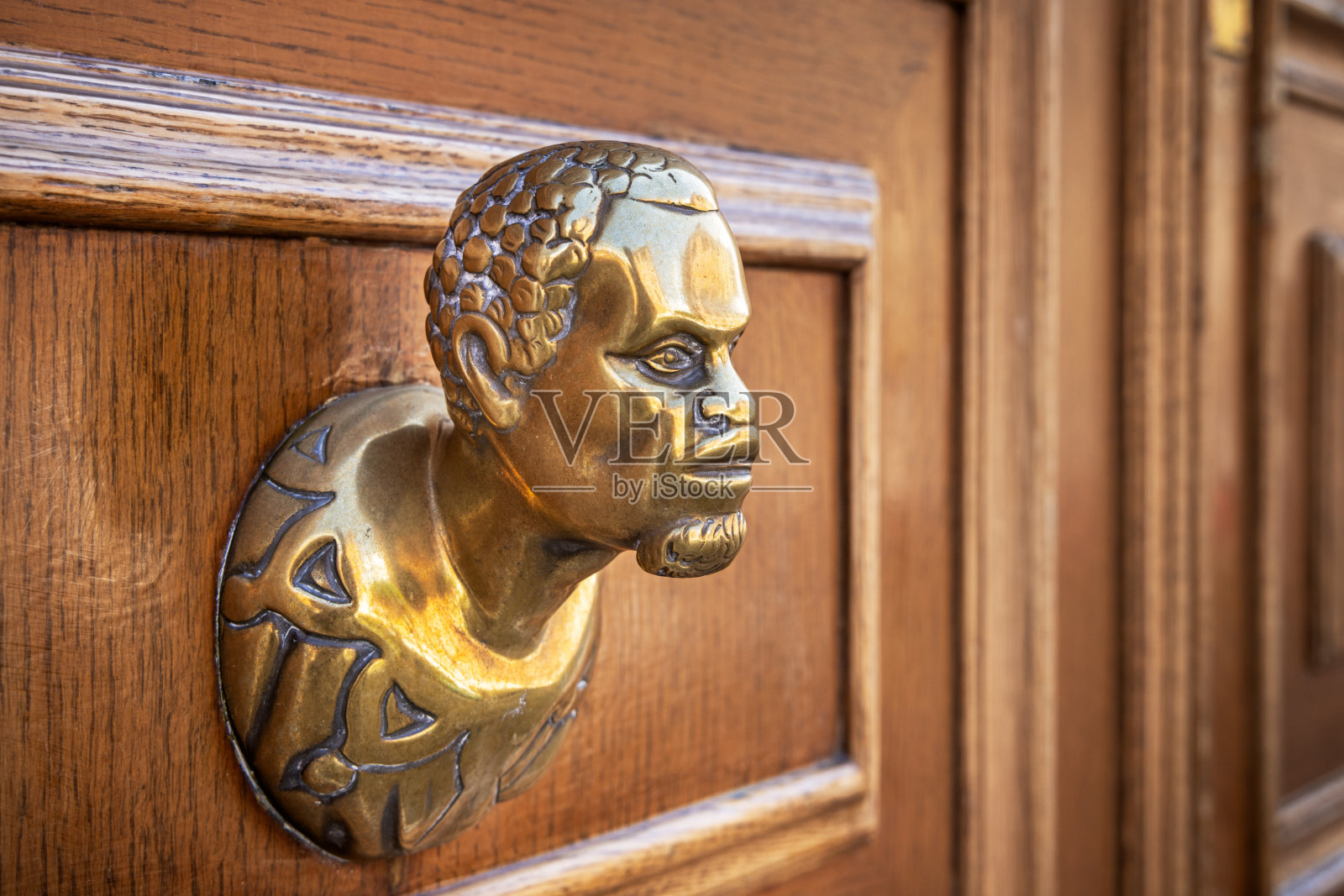 街上看到的旧威尼斯门环照片摄影图片