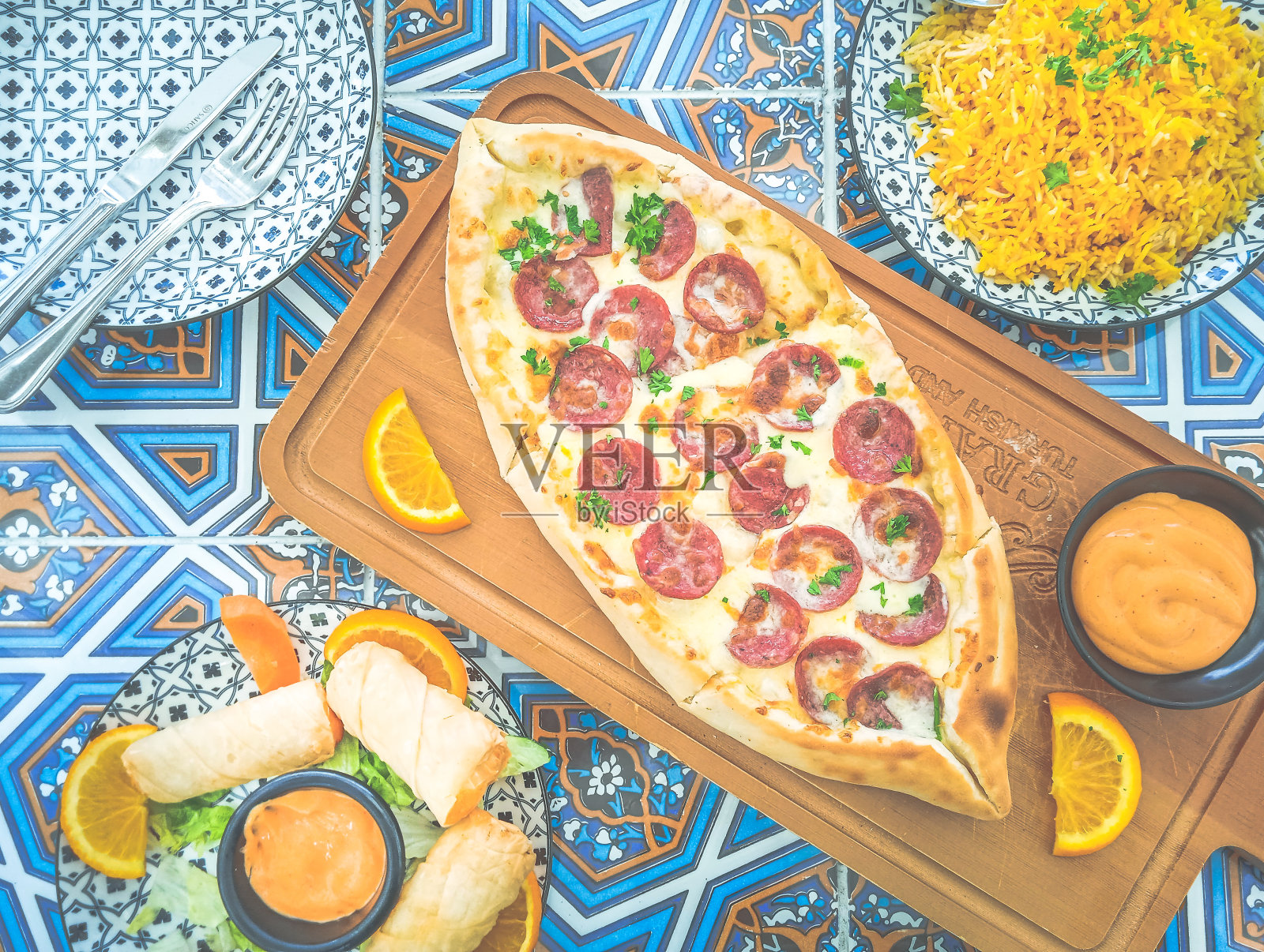 一盘中东食物，如馅饼、奶酪卷、菲森扬炖菜、烤茄子照片摄影图片