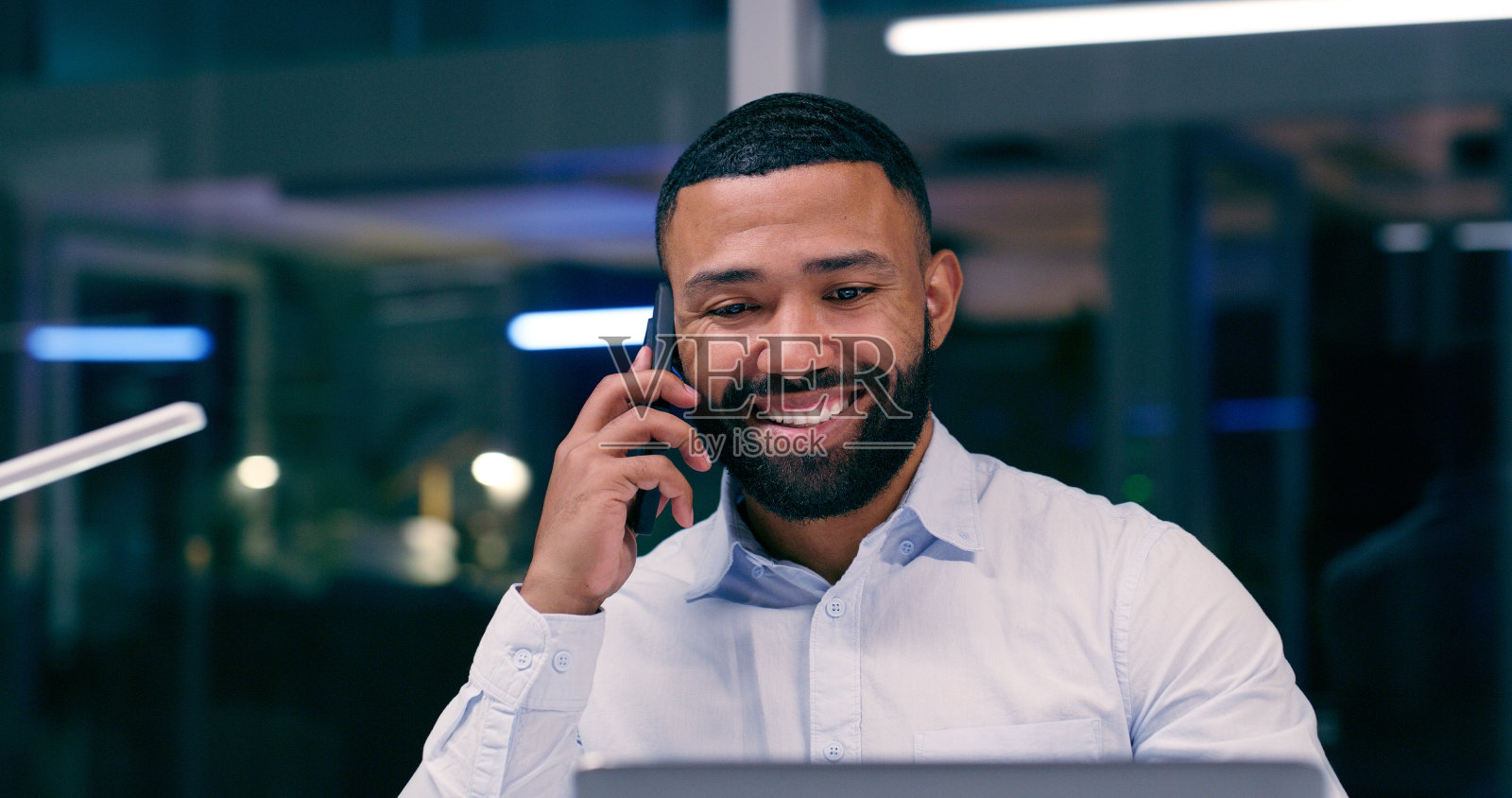 微笑，手提电脑，晚上打电话计划，沟通和加班。律师和技术人员在办公室为法律案件，审查或咨询国际客户照片摄影图片