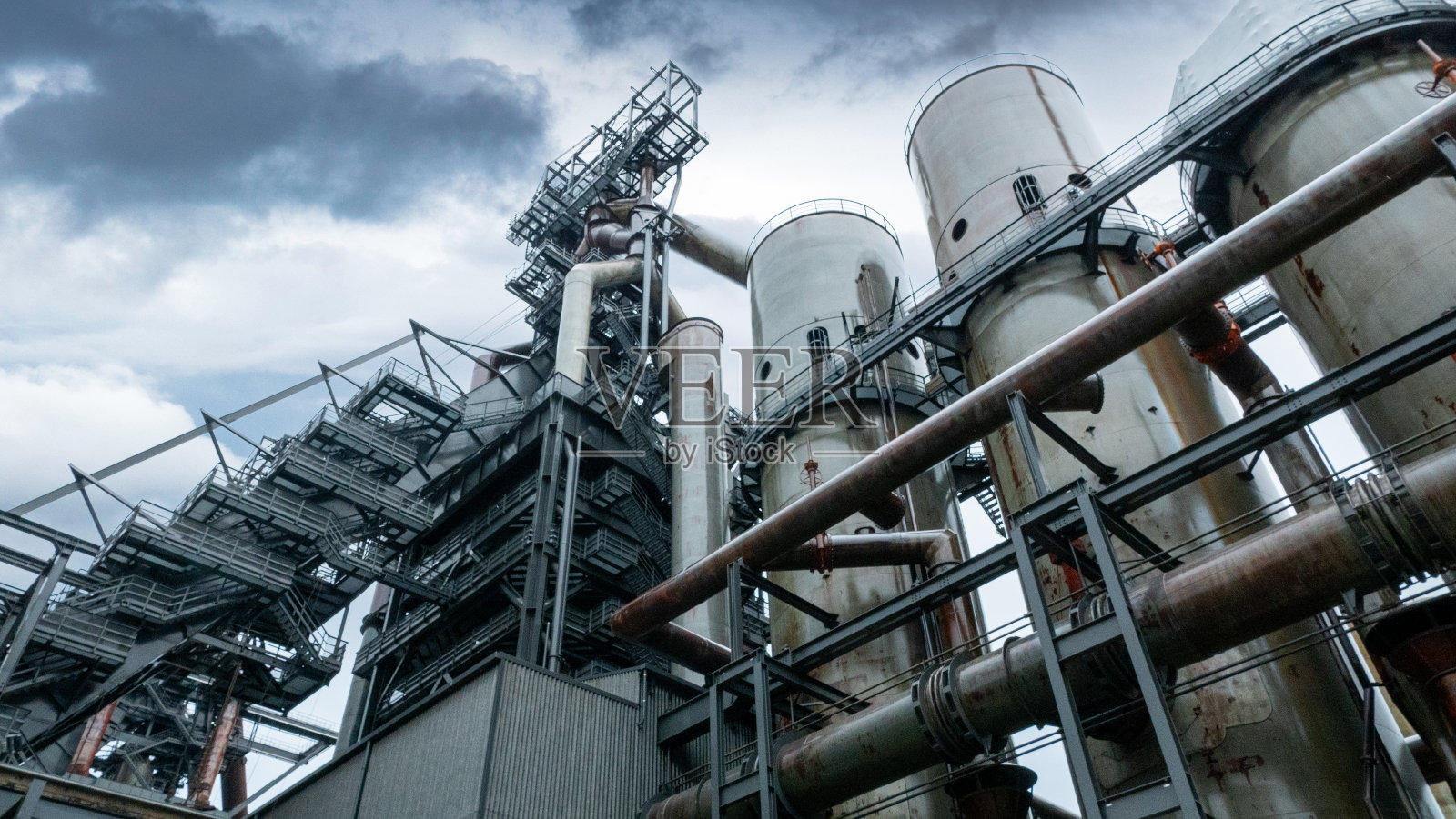 卢森堡贝尔瓦尔现代地区的高炉遗迹照片摄影图片