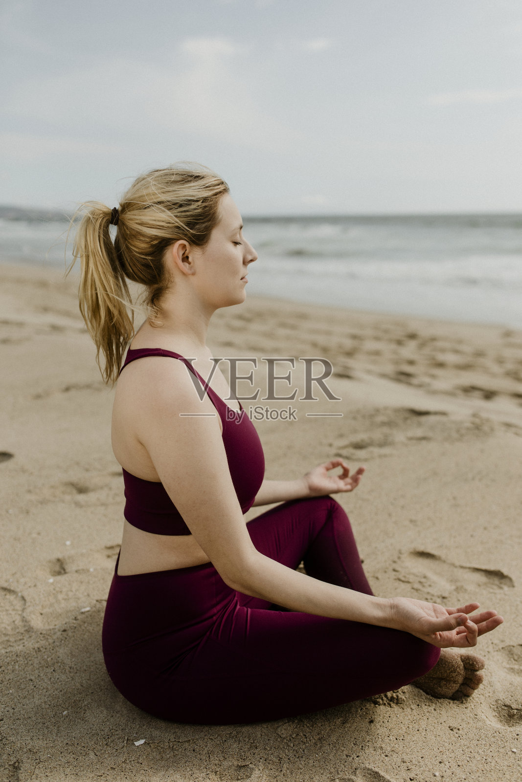 在海滩上沉思的女人照片摄影图片