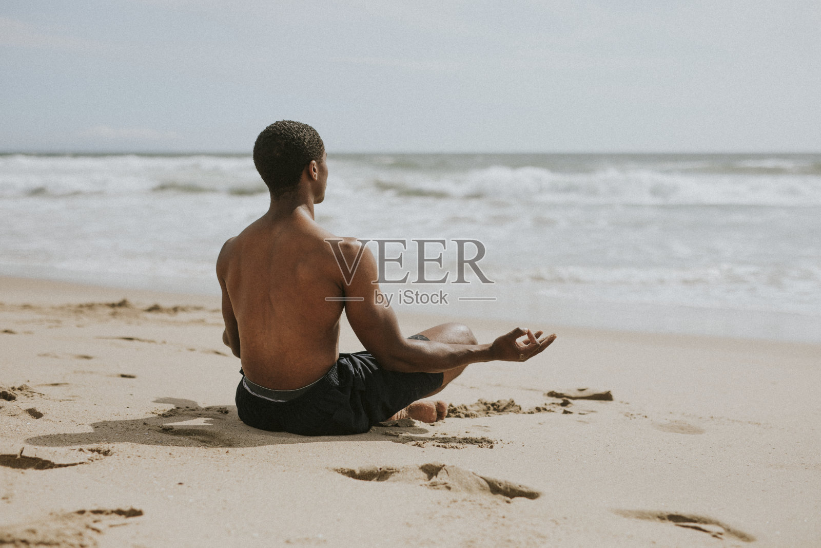 一个黑人在海滩上沉思照片摄影图片