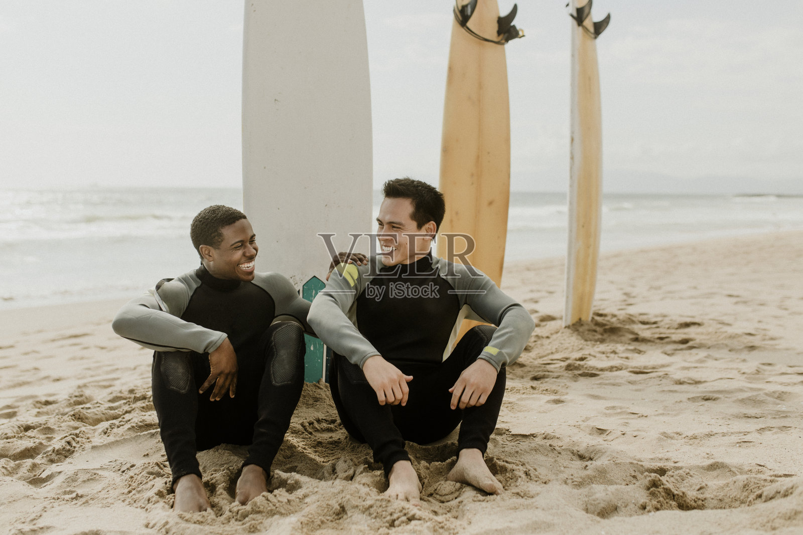 海滩上快乐的冲浪者照片摄影图片