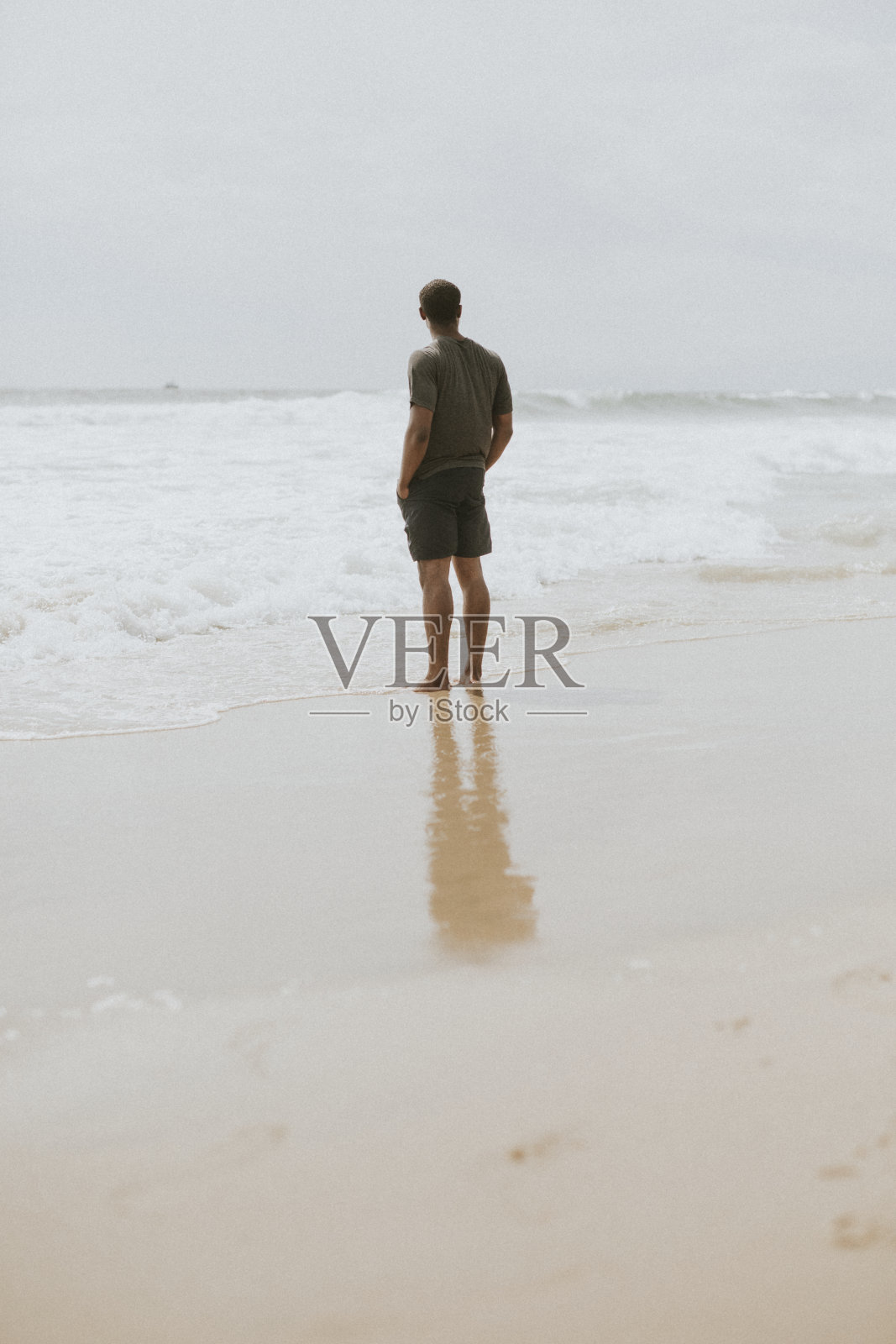 站在海边的黑人男子照片摄影图片