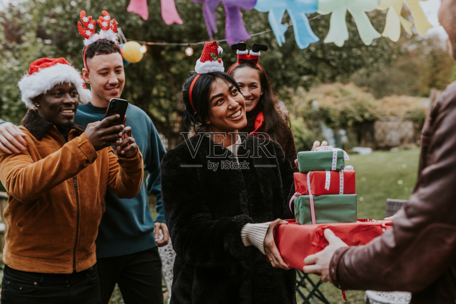 朋友们交换圣诞礼物照片摄影图片