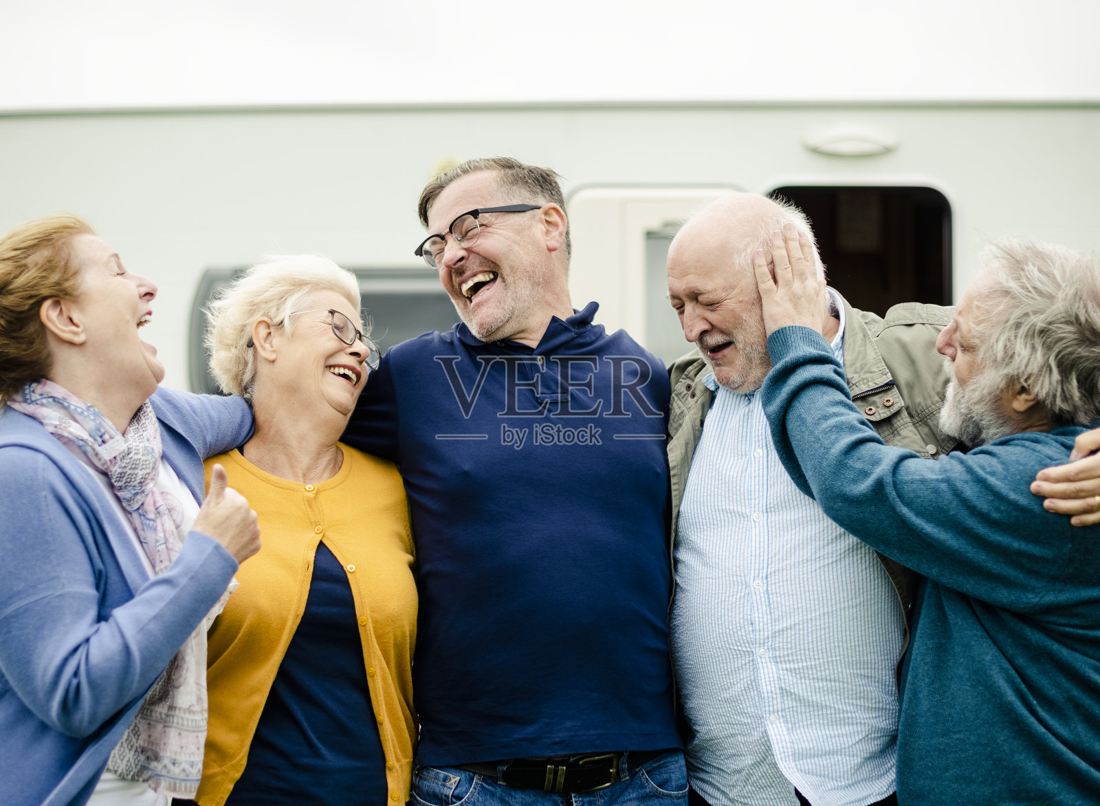 快乐的高年级学生玩得很开心照片摄影图片