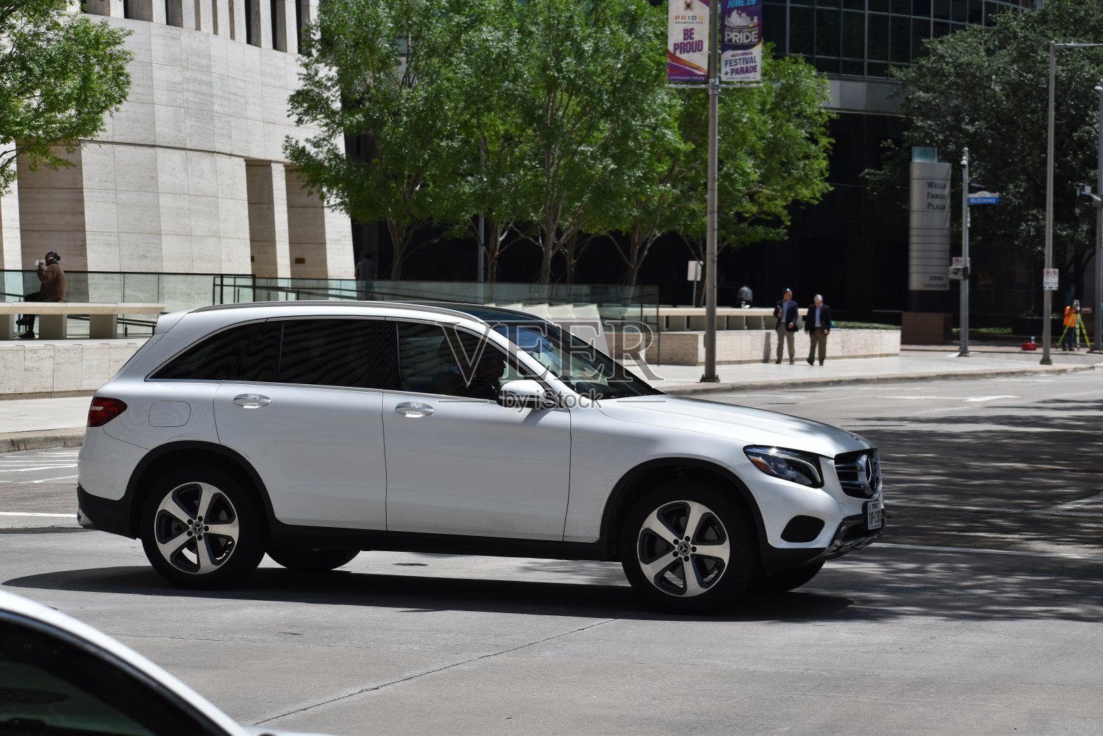 一辆白色豪华奔驰glc级SUV行驶在交通不拥挤的高速公路上照片摄影图片