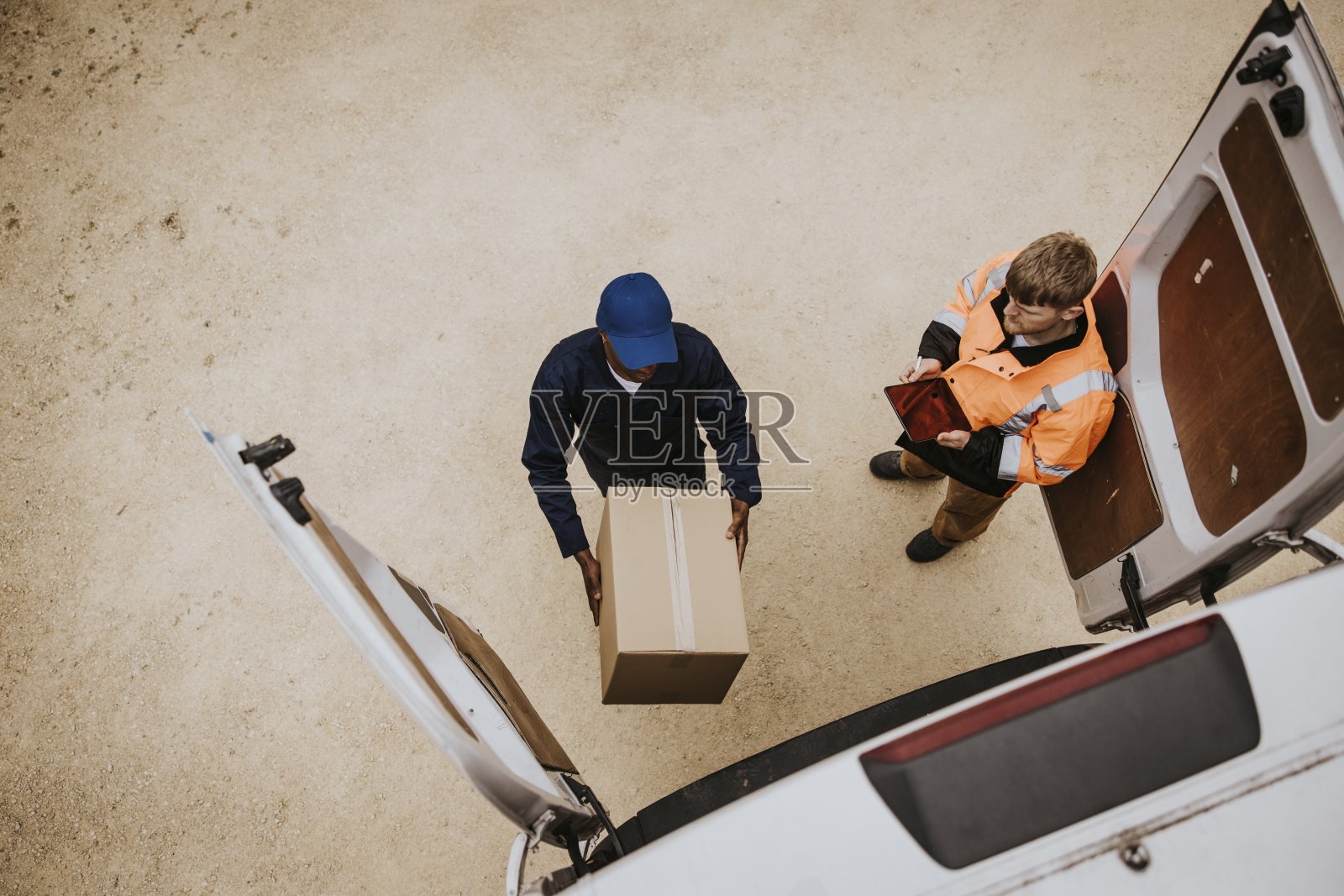 搬运工从货车上卸下箱子照片摄影图片