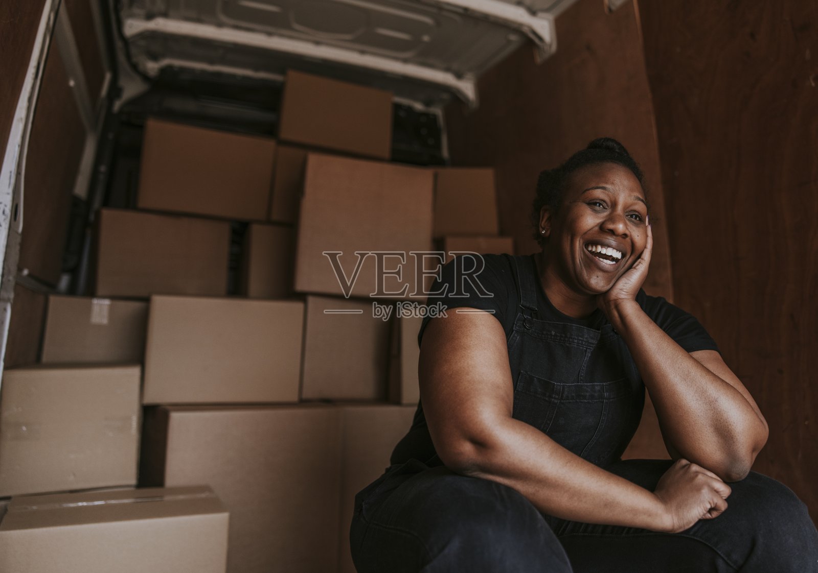 快乐搬家服务工作者，搬家照片摄影图片