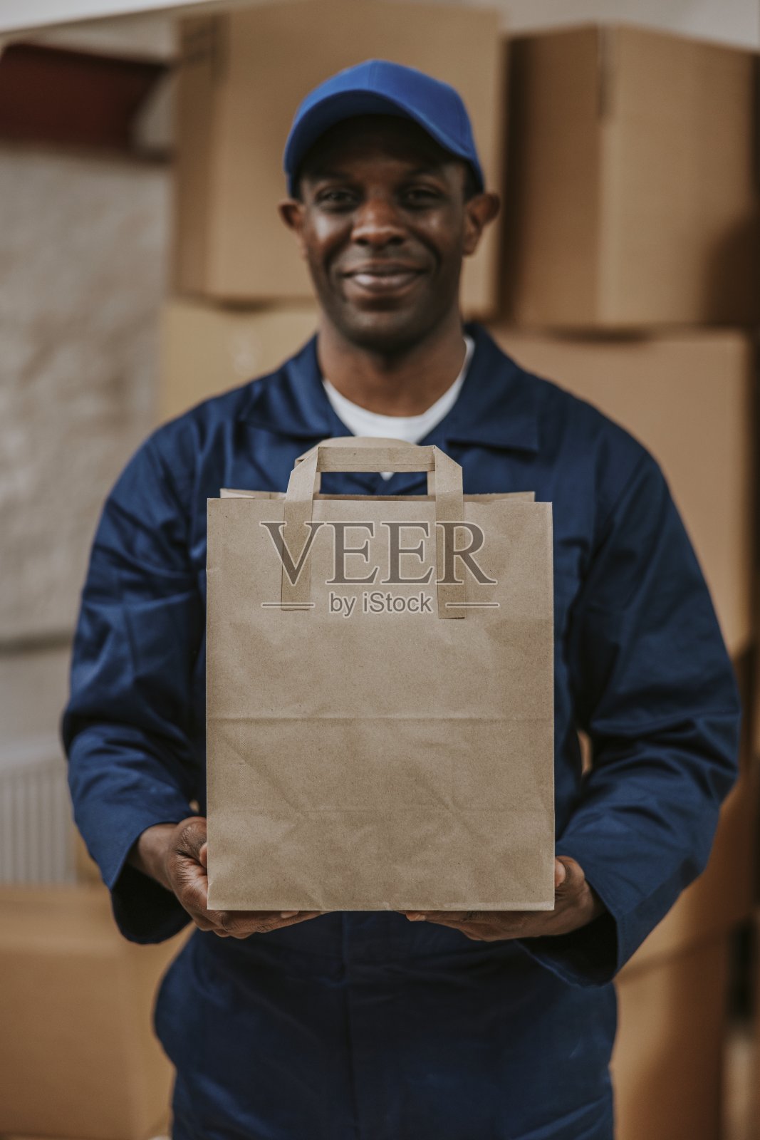 送餐员拿着袋子照片摄影图片