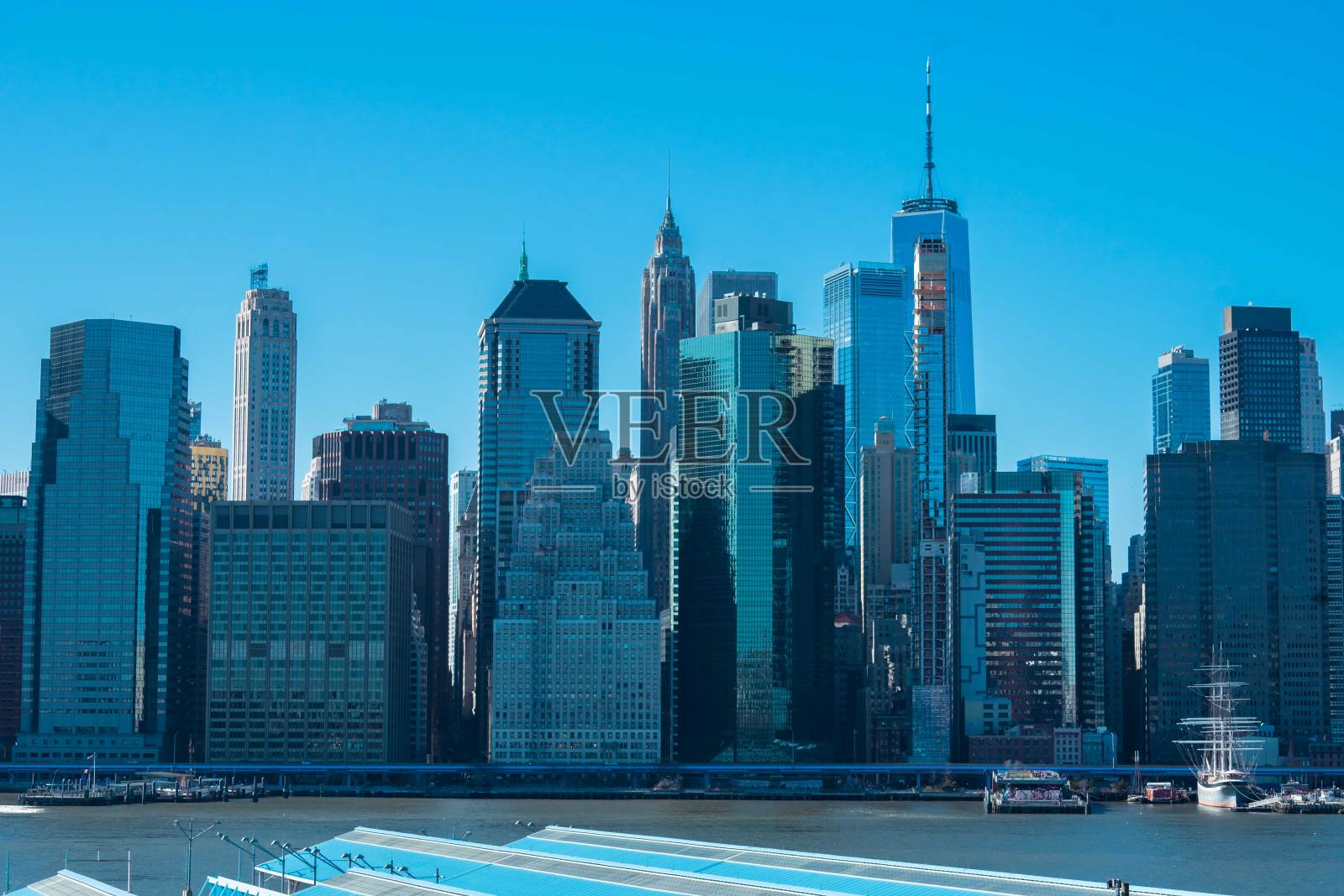 曼哈顿海滨天际线:纽约建筑辉煌的迷人展示。照片摄影图片