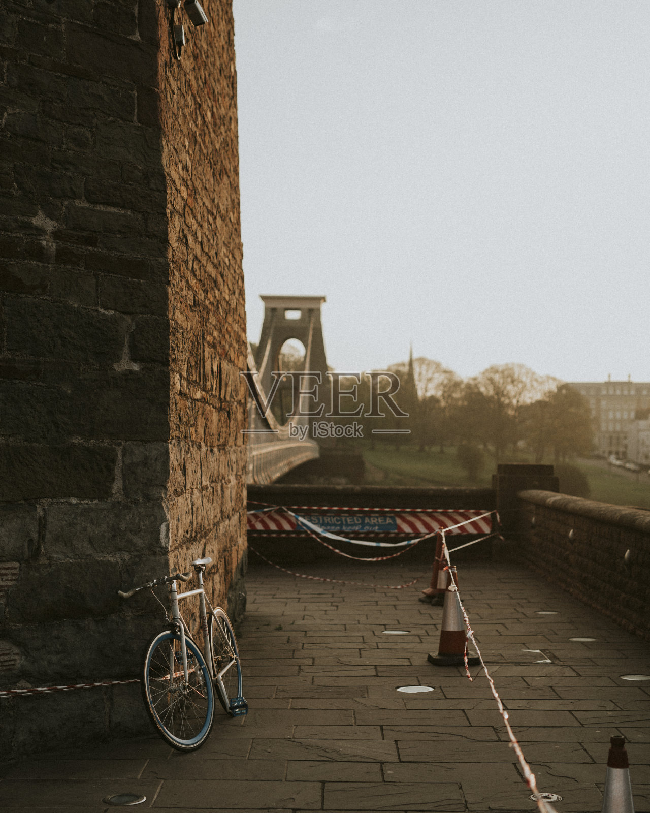 由于冠状病毒，英国布里斯托尔空荡荡的街道照片摄影图片