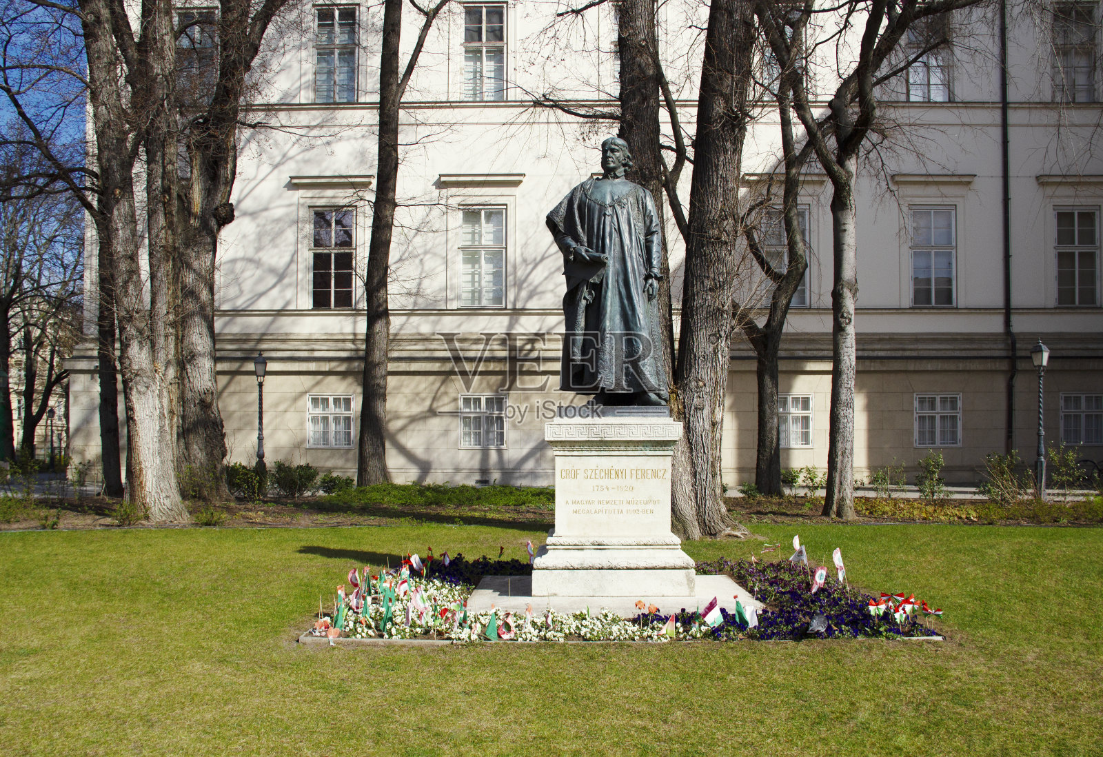 匈牙利国家博物馆布达佩斯1848年革命纪念日建筑群立面装饰花园装饰国家象征2023年3月蓝天城市景观中欧和东欧照片摄影图片