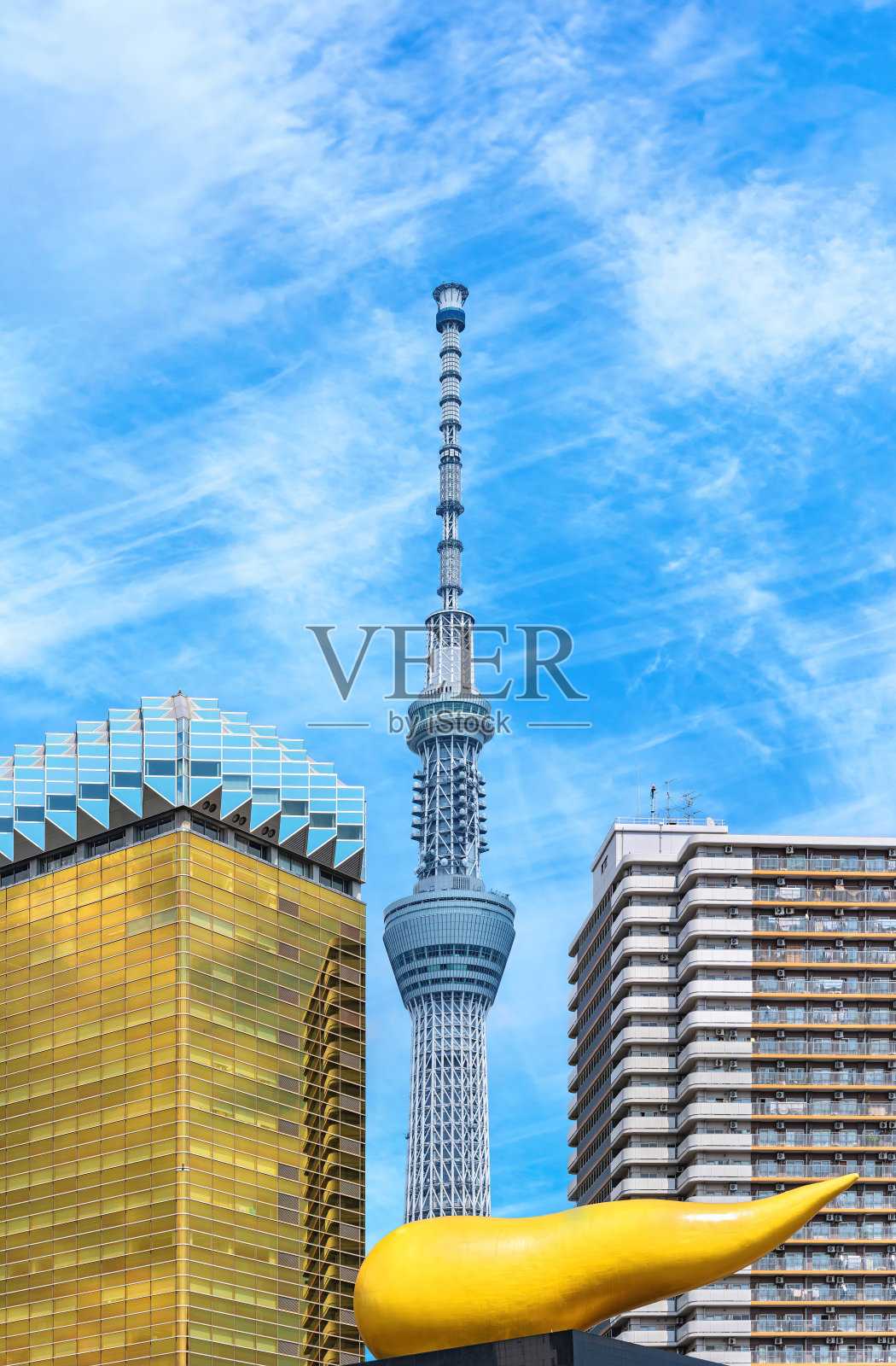 东京晴空树位于浅草标志性的朝日啤酒总部大楼旁边。照片摄影图片