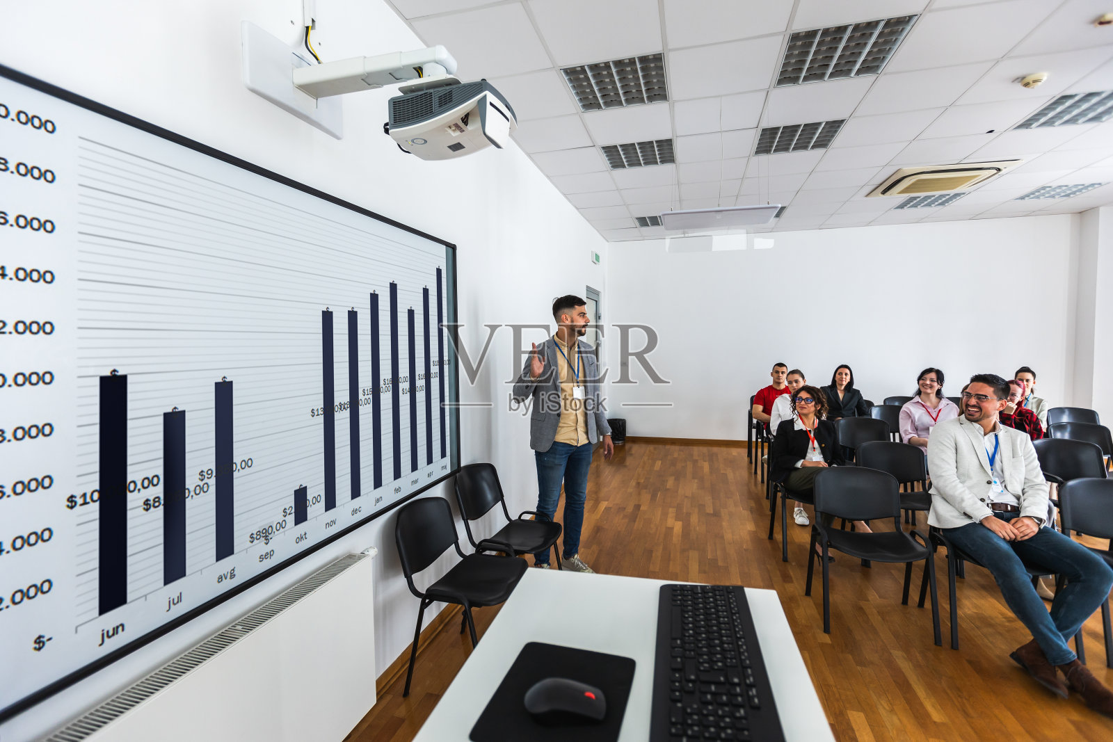 男性CEO站在一群多种族的同事面前。照片摄影图片