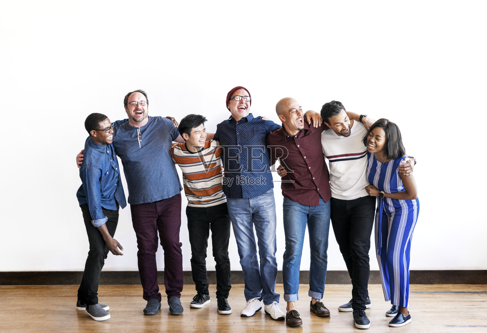 不同的人互相拥抱照片摄影图片