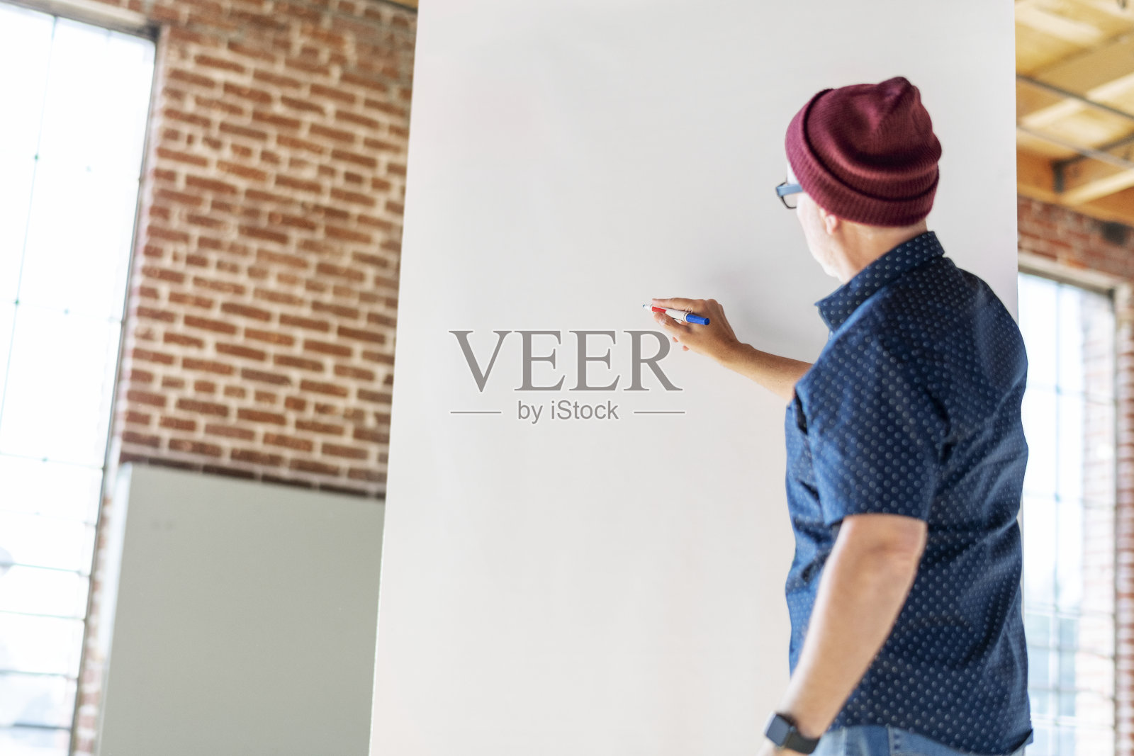 一个人在白板上写字照片摄影图片