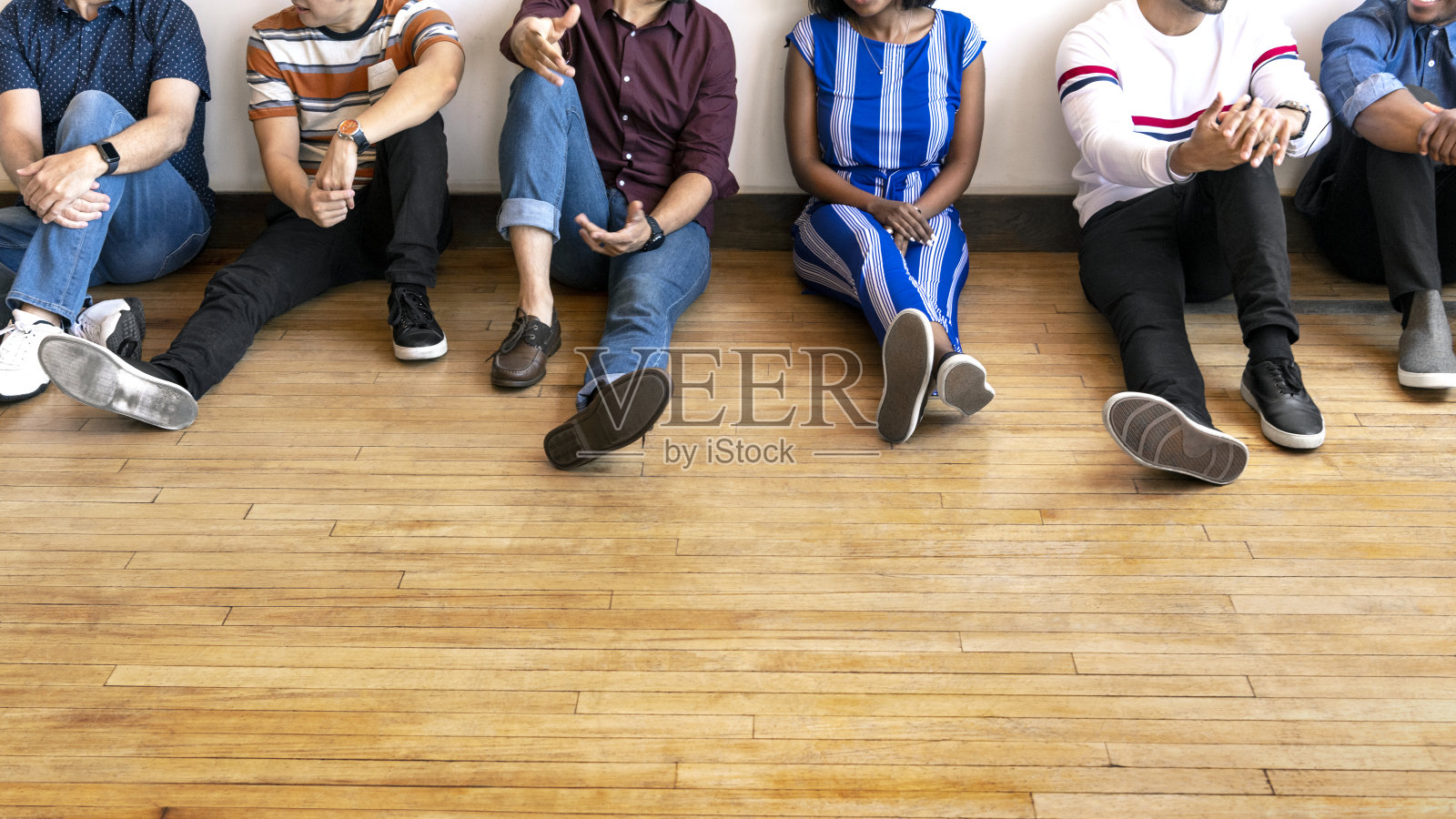 不同的朋友在一起聊天照片摄影图片