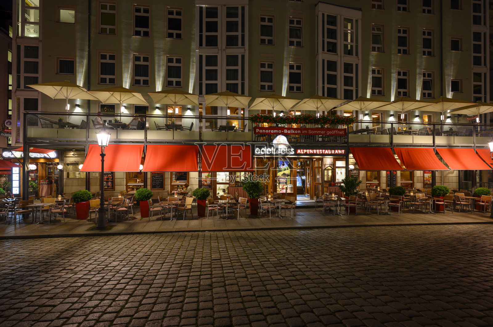 德累斯顿一家餐厅的夜景。照片摄影图片