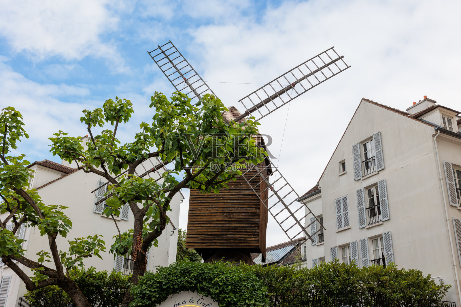 传统的巴黎风车矗立在蒙马特附近照片摄影图片
