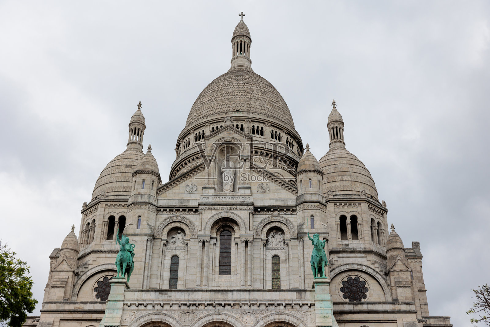 巴黎阴天的圣心大教堂外立面有圆顶和雕像照片摄影图片