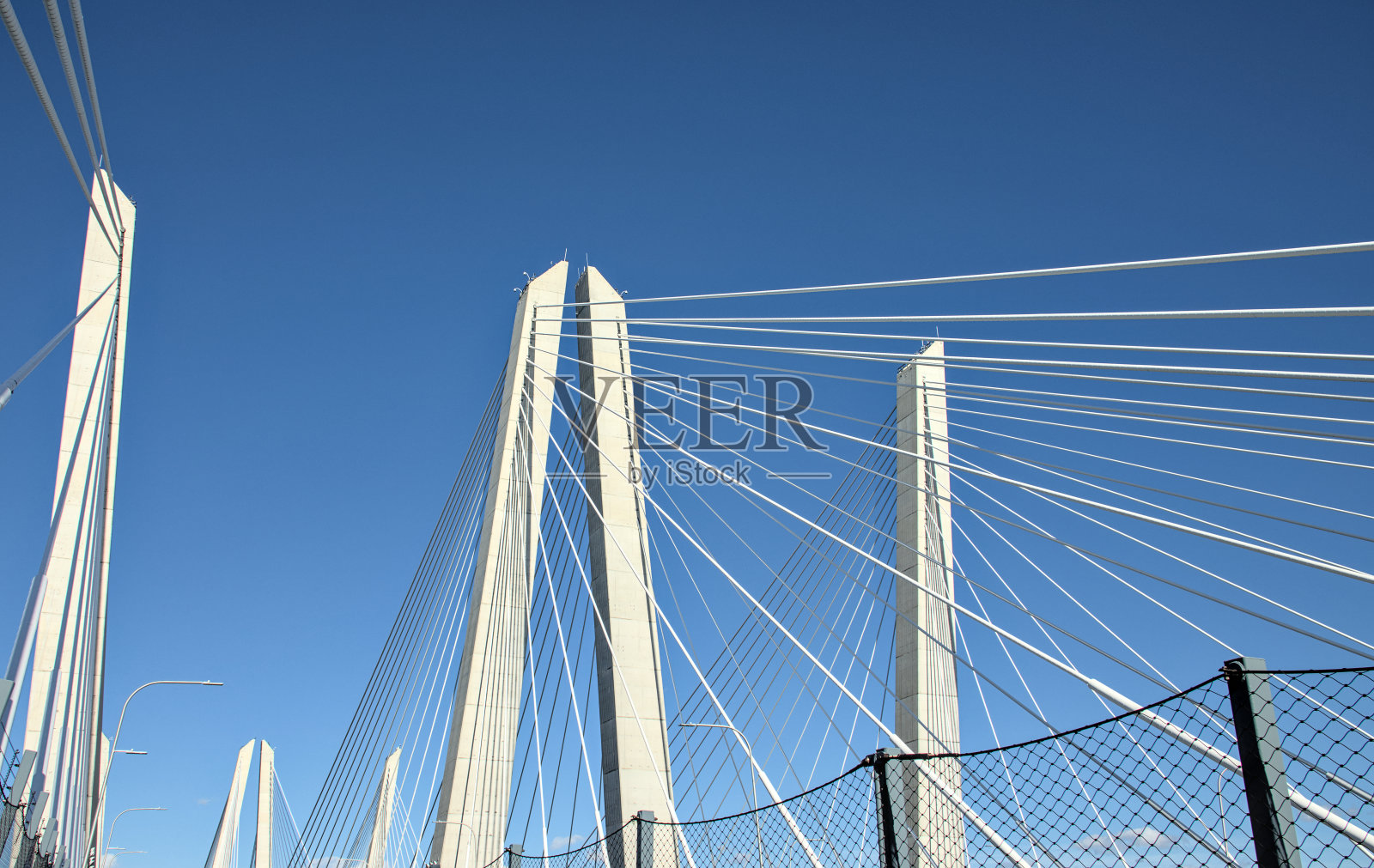 悬索桥细节，钢丝和混凝土基础设施近距离拍摄照片摄影图片