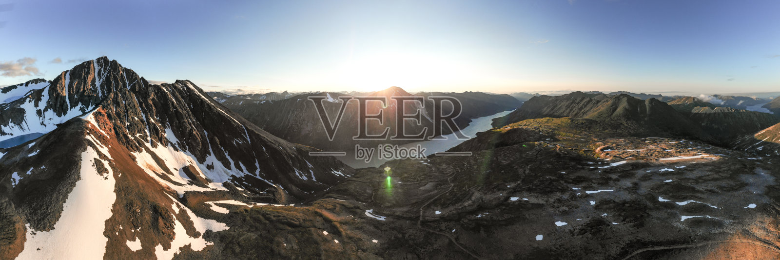 夏季鸟瞰图拍摄于育空地区，加拿大帕迪峰。照片摄影图片