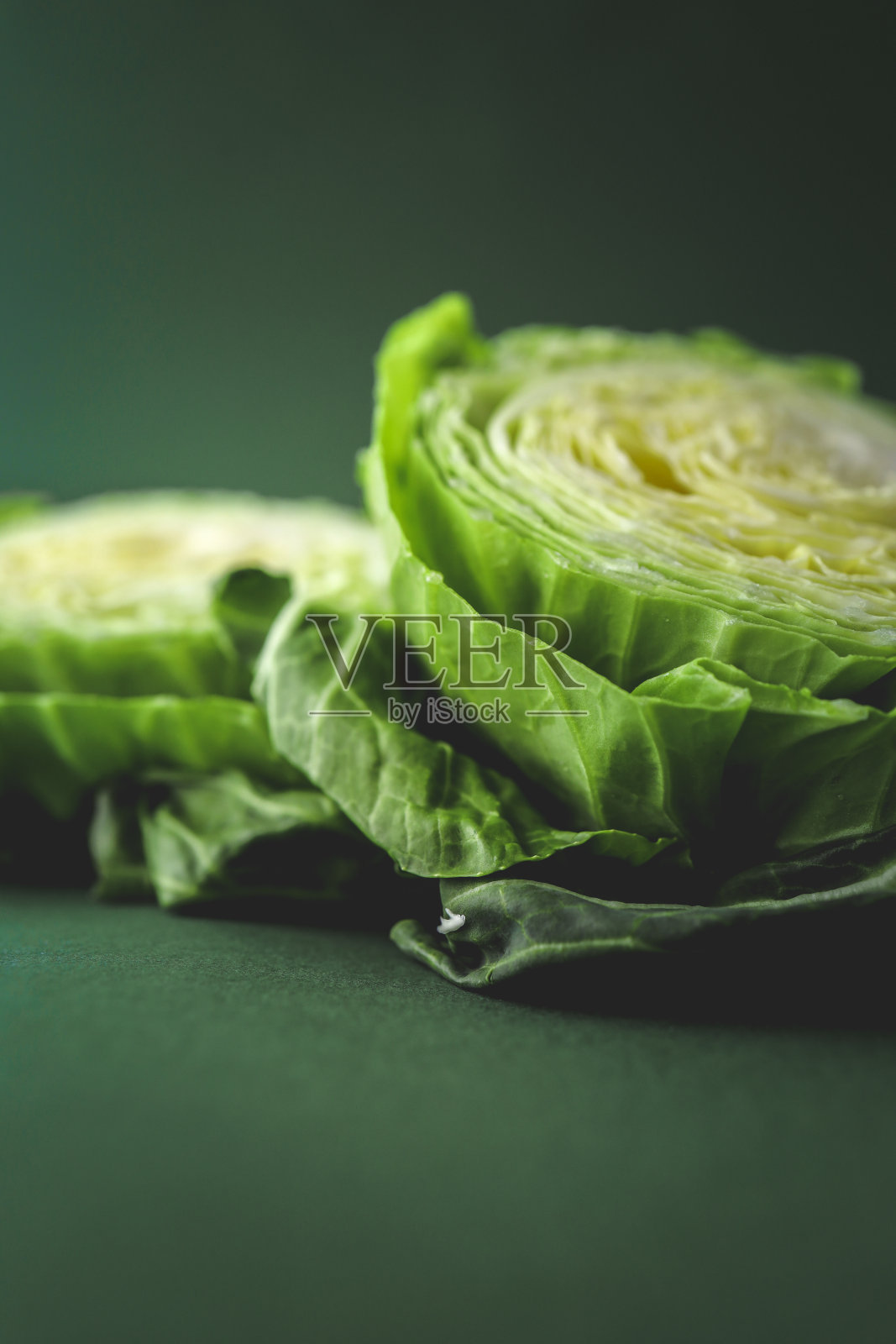 切好的卷心菜放在桌子上。切小卷心菜绿色卷心菜。种卷心菜。做饭。新鲜的蔬菜照片摄影图片
