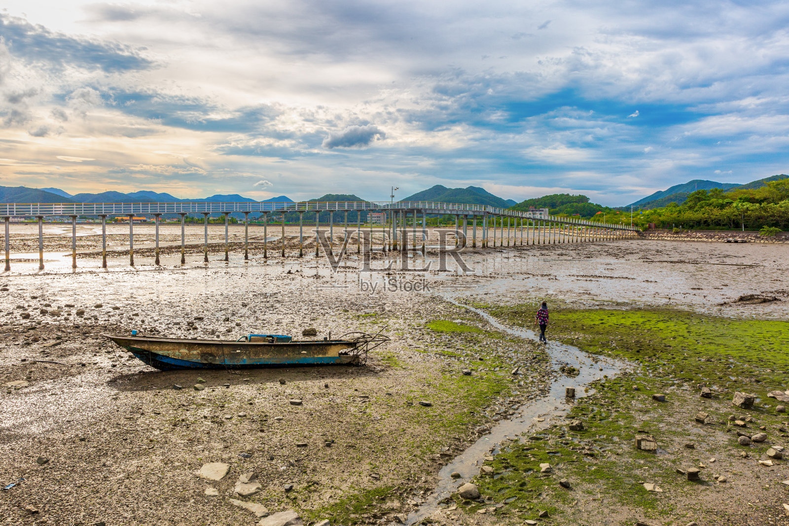 图为，在韩国庆尚南道高城唐杭坡的潮汐滩上看到的日落景象。照片摄影图片