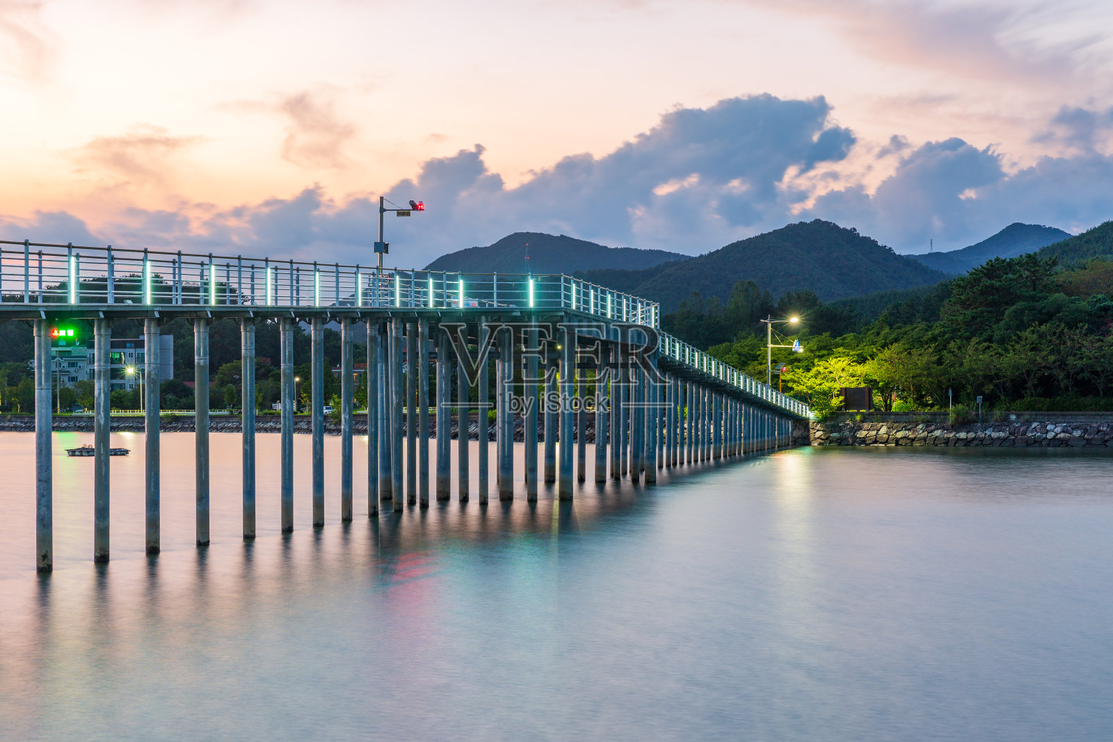 图为，在韩国庆尚南道高城唐杭坡的潮汐滩上看到的日落景象。照片摄影图片