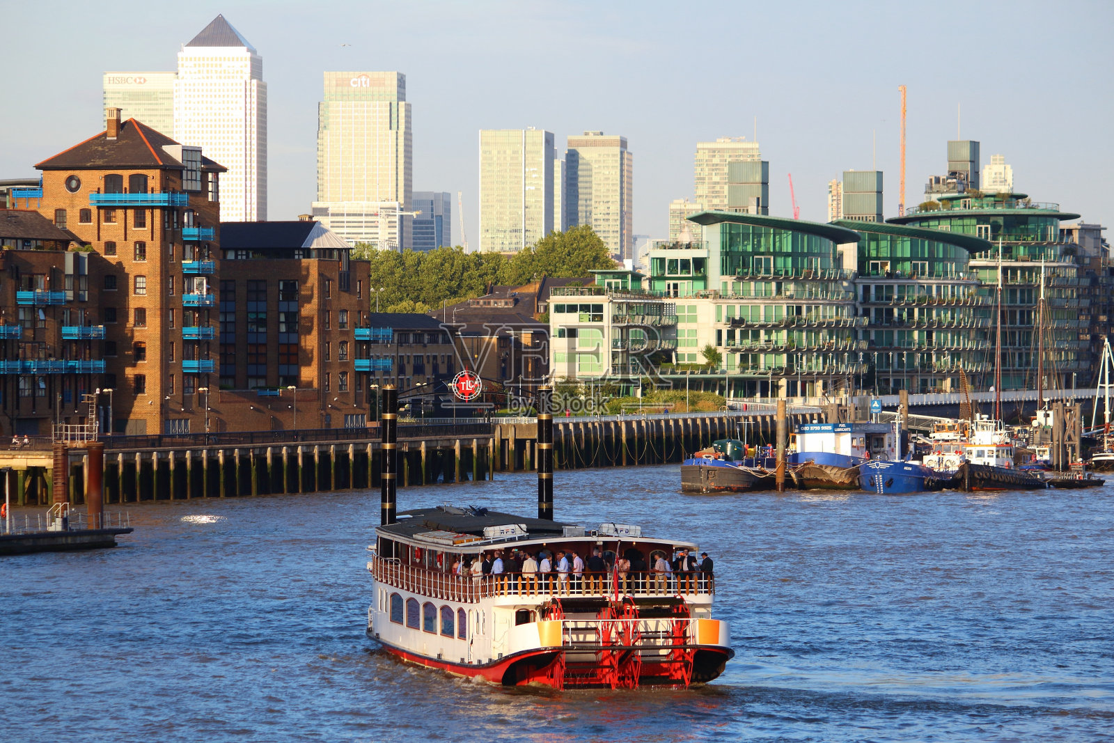 伦敦泰晤士河游船照片摄影图片