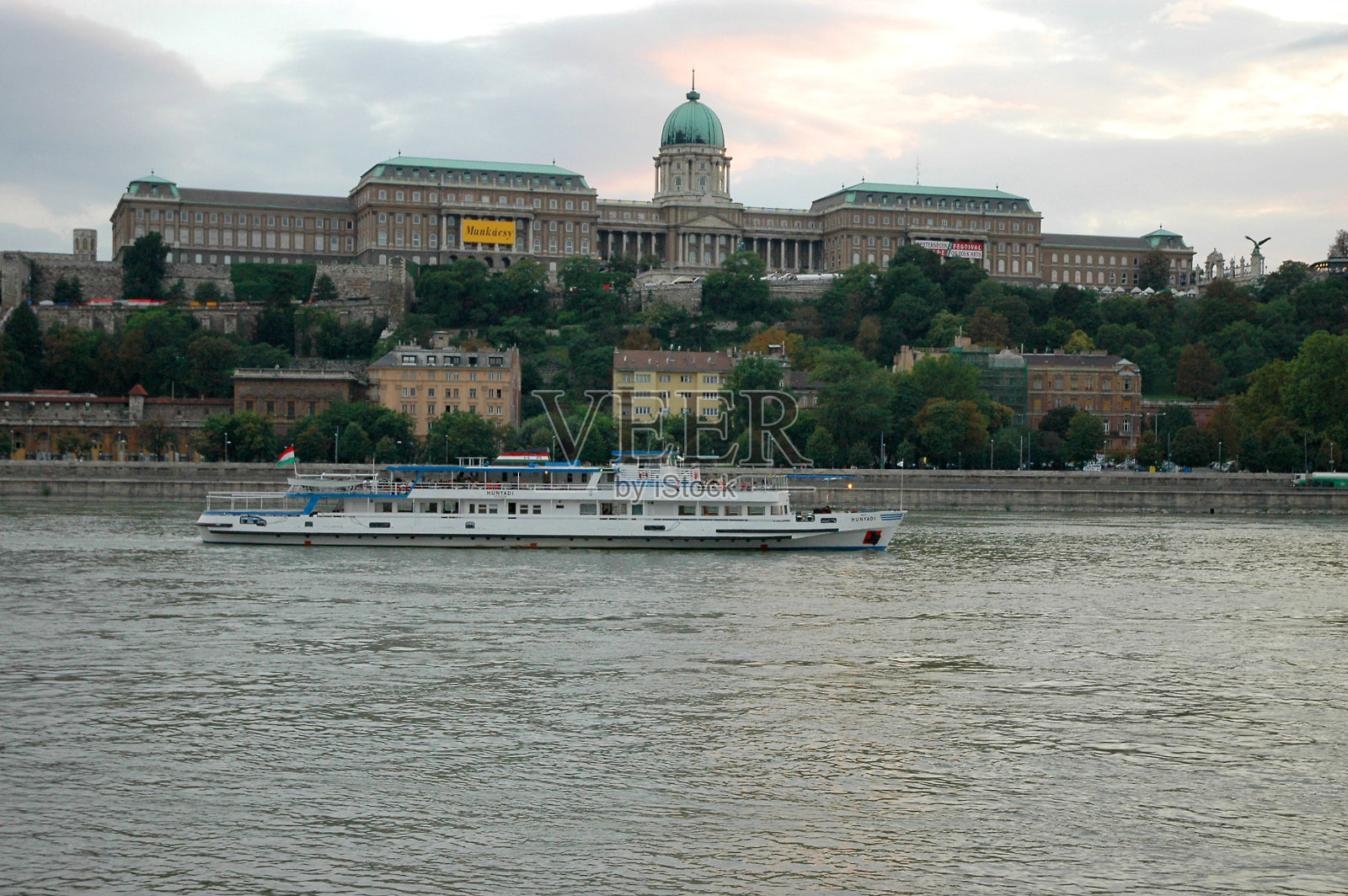 在匈牙利布达佩斯的步行街上，每天都能看到多瑙河、游船和布达城堡和皇宫照片摄影图片